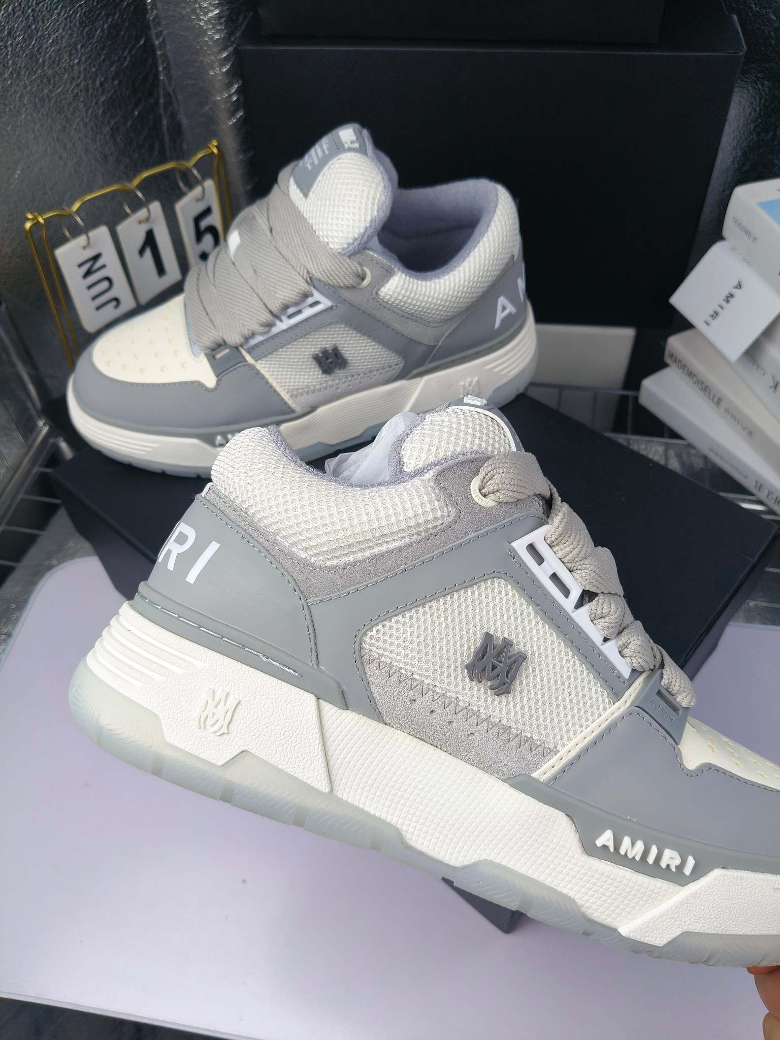 AMIRI
埃米尔爆款情侣骨头鞋。
出300
休闲时尚领头羊。来自洛杉矶的高街潮牌独家爆版骨头鞋，众多明星网红同款，中国新说唱歌手小白Gali 王一博 杨幂等网红博主争夺上脚，AJ1的鞋型侧面立体骷髅头拼接骨头状 
❶面料:原版定做头层牛皮➕双层骨头全纯手工油边工艺 
❷内里同原版:独家定制Nike同级内里 (无法超越) 
❸垫脚:原版开模注塑成型一体鞋垫舒适不累脚 
❹大底:原工厂1:1开模三色 原版大底 
❺码数:35-45（男38.45.46定制不退换）
