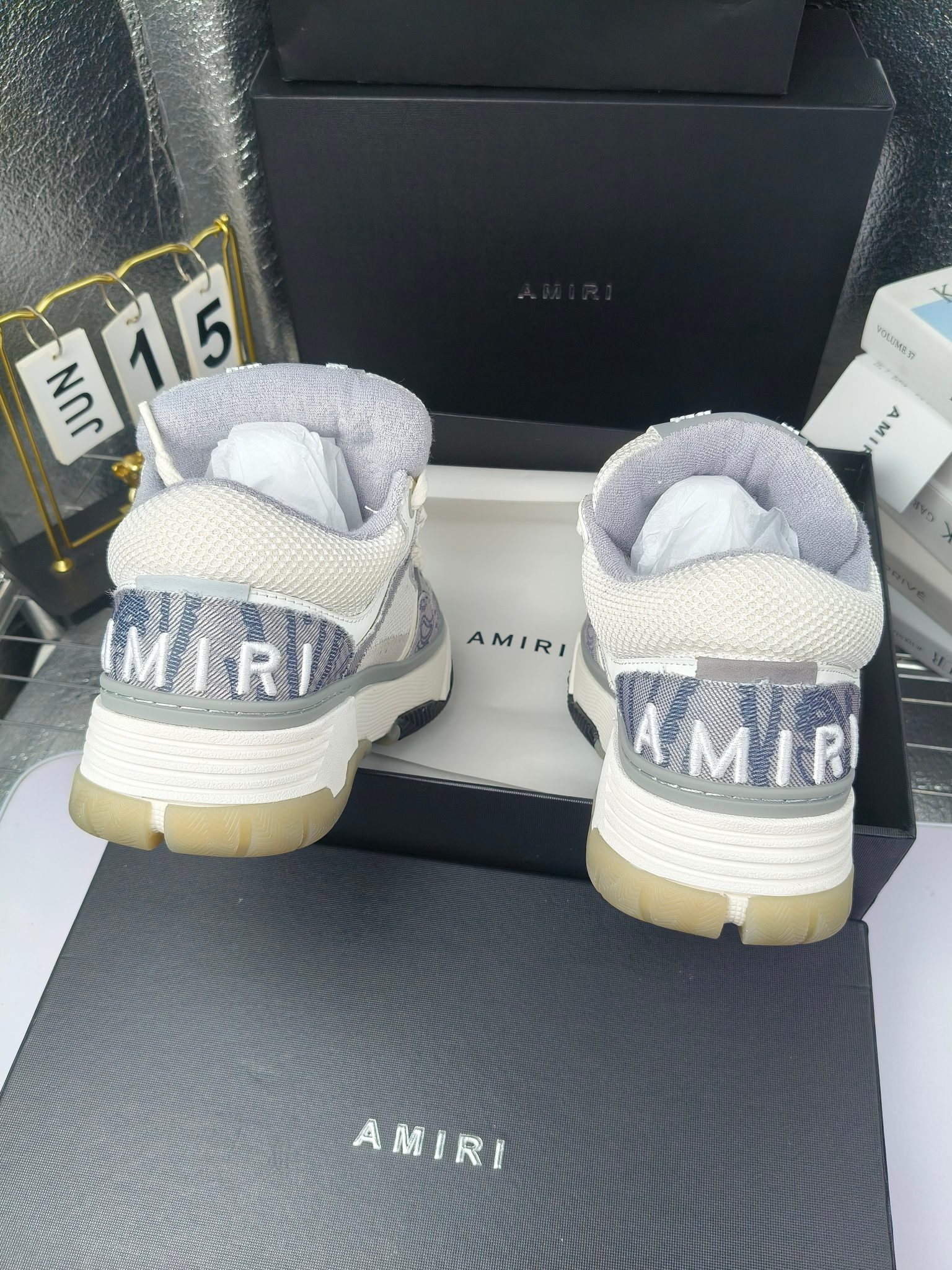 AMIRI
埃米尔爆款情侣骨头鞋。
出300
休闲时尚领头羊。来自洛杉矶的高街潮牌独家爆版骨头鞋，众多明星网红同款，中国新说唱歌手小白Gali 王一博 杨幂等网红博主争夺上脚，AJ1的鞋型侧面立体骷髅头拼接骨头状 
❶面料:原版定做头层牛皮➕双层骨头全纯手工油边工艺 
❷内里同原版:独家定制Nike同级内里 (无法超越) 
❸垫脚:原版开模注塑成型一体鞋垫舒适不累脚 
❹大底:原工厂1:1开模三色 原版大底 
❺码数:35-45（男38.45.46定制不退换）
