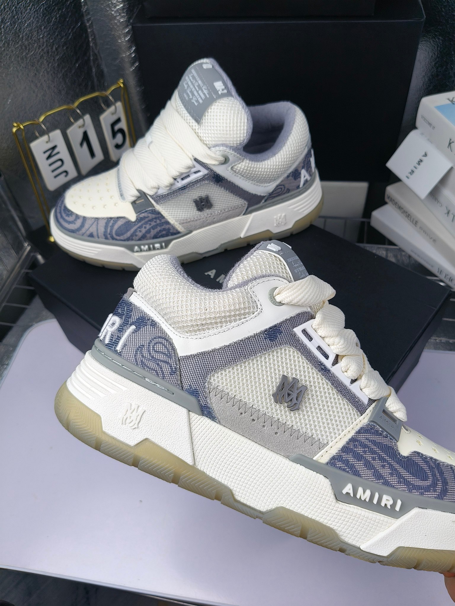 AMIRI
埃米尔爆款情侣骨头鞋。
出300
休闲时尚领头羊。来自洛杉矶的高街潮牌独家爆版骨头鞋，众多明星网红同款，中国新说唱歌手小白Gali 王一博 杨幂等网红博主争夺上脚，AJ1的鞋型侧面立体骷髅头拼接骨头状 
❶面料:原版定做头层牛皮➕双层骨头全纯手工油边工艺 
❷内里同原版:独家定制Nike同级内里 (无法超越) 
❸垫脚:原版开模注塑成型一体鞋垫舒适不累脚 
❹大底:原工厂1:1开模三色 原版大底 
❺码数:35-45（男38.45.46定制不退换）
