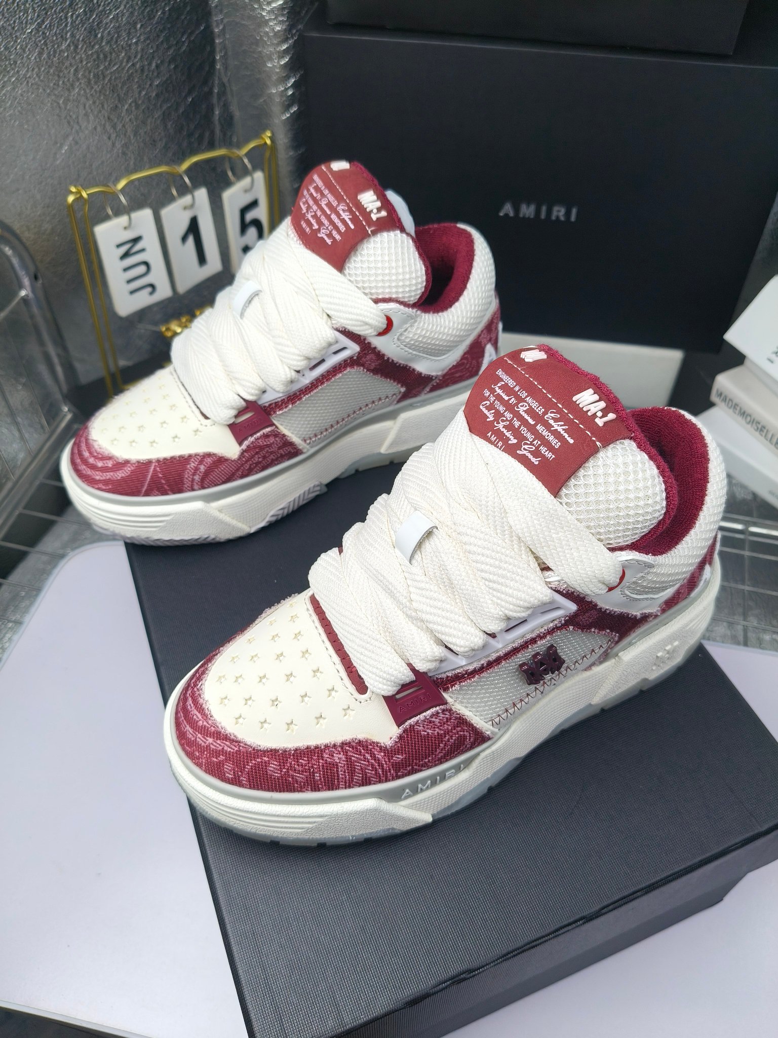 AMIRI
埃米尔爆款情侣骨头鞋。
出300
休闲时尚领头羊。来自洛杉矶的高街潮牌独家爆版骨头鞋，众多明星网红同款，中国新说唱歌手小白Gali 王一博 杨幂等网红博主争夺上脚，AJ1的鞋型侧面立体骷髅头拼接骨头状 
❶面料:原版定做头层牛皮➕双层骨头全纯手工油边工艺 
❷内里同原版:独家定制Nike同级内里 (无法超越) 
❸垫脚:原版开模注塑成型一体鞋垫舒适不累脚 
❹大底:原工厂1:1开模三色 原版大底 
❺码数:35-45（男38.45.46定制不退换）
