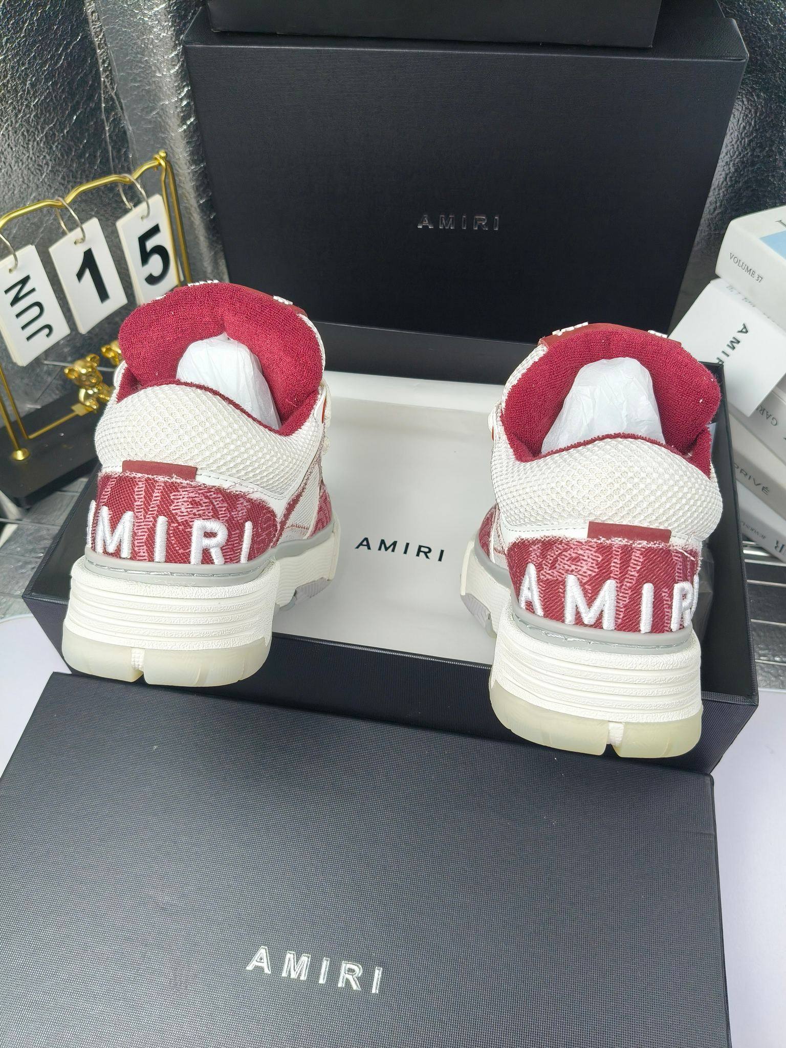 AMIRI
埃米尔爆款情侣骨头鞋。
出300
休闲时尚领头羊。来自洛杉矶的高街潮牌独家爆版骨头鞋，众多明星网红同款，中国新说唱歌手小白Gali 王一博 杨幂等网红博主争夺上脚，AJ1的鞋型侧面立体骷髅头拼接骨头状 
❶面料:原版定做头层牛皮➕双层骨头全纯手工油边工艺 
❷内里同原版:独家定制Nike同级内里 (无法超越) 
❸垫脚:原版开模注塑成型一体鞋垫舒适不累脚 
❹大底:原工厂1:1开模三色 原版大底 
❺码数:35-45（男38.45.46定制不退换）
