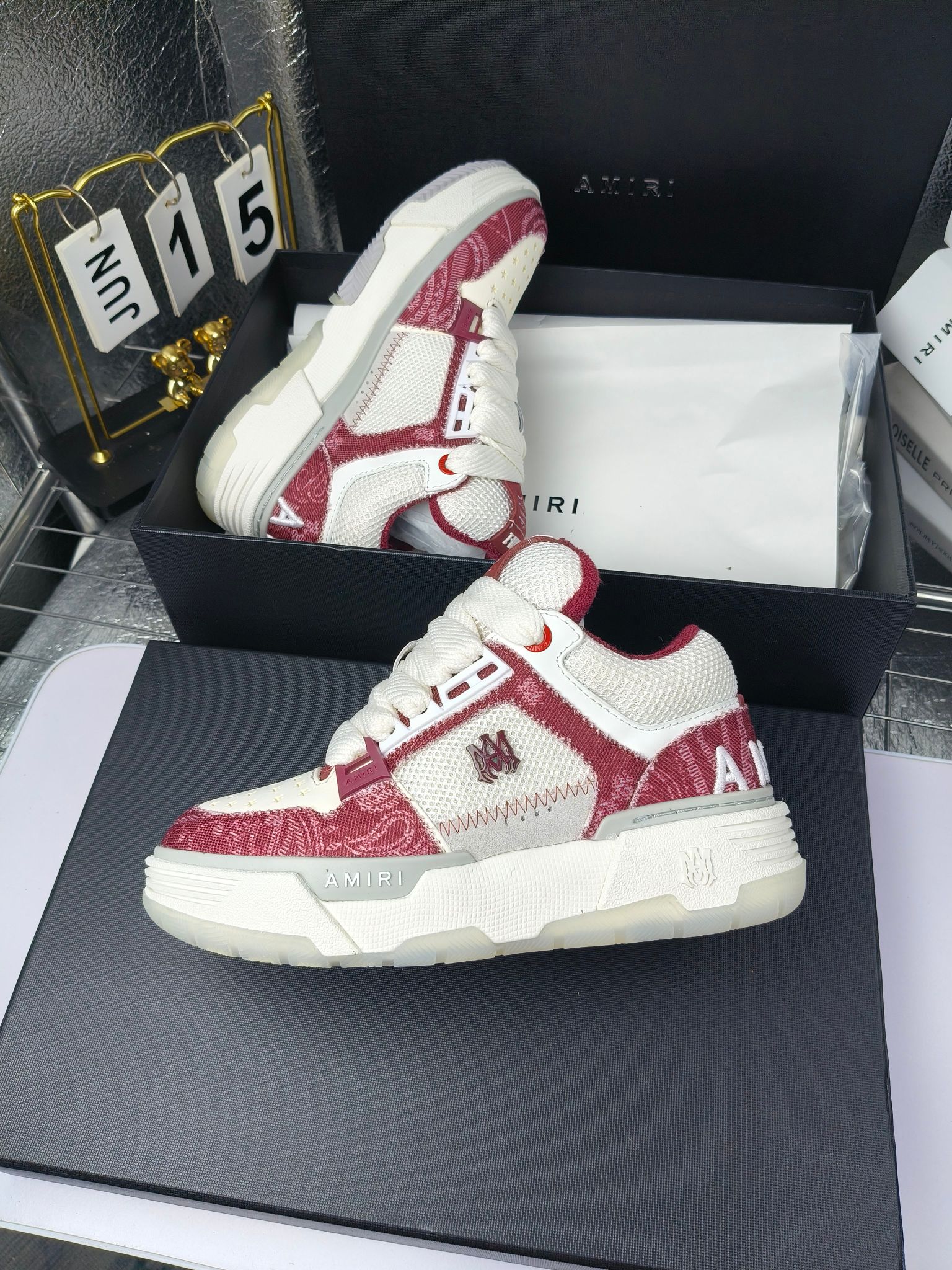 AMIRI
埃米尔爆款情侣骨头鞋。
出300
休闲时尚领头羊。来自洛杉矶的高街潮牌独家爆版骨头鞋，众多明星网红同款，中国新说唱歌手小白Gali 王一博 杨幂等网红博主争夺上脚，AJ1的鞋型侧面立体骷髅头拼接骨头状 
❶面料:原版定做头层牛皮➕双层骨头全纯手工油边工艺 
❷内里同原版:独家定制Nike同级内里 (无法超越) 
❸垫脚:原版开模注塑成型一体鞋垫舒适不累脚 
❹大底:原工厂1:1开模三色 原版大底 
❺码数:35-45（男38.45.46定制不退换）
