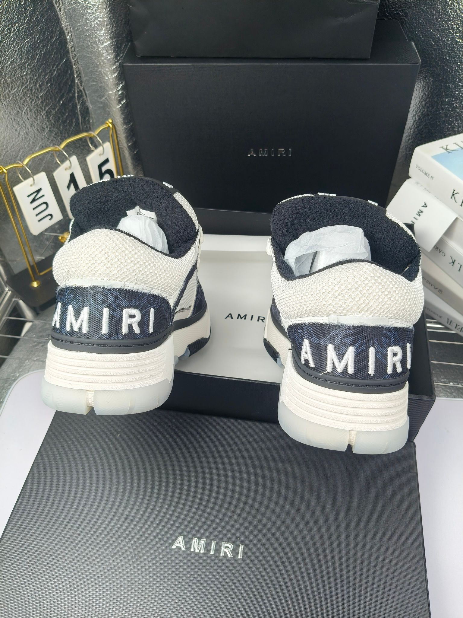AMIRI
埃米尔爆款情侣骨头鞋。
出300
休闲时尚领头羊。来自洛杉矶的高街潮牌独家爆版骨头鞋，众多明星网红同款，中国新说唱歌手小白Gali 王一博 杨幂等网红博主争夺上脚，AJ1的鞋型侧面立体骷髅头拼接骨头状 
❶面料:原版定做头层牛皮➕双层骨头全纯手工油边工艺 
❷内里同原版:独家定制Nike同级内里 (无法超越) 
❸垫脚:原版开模注塑成型一体鞋垫舒适不累脚 
❹大底:原工厂1:1开模三色 原版大底 
❺码数:35-45（男38.45.46定制不退换）
