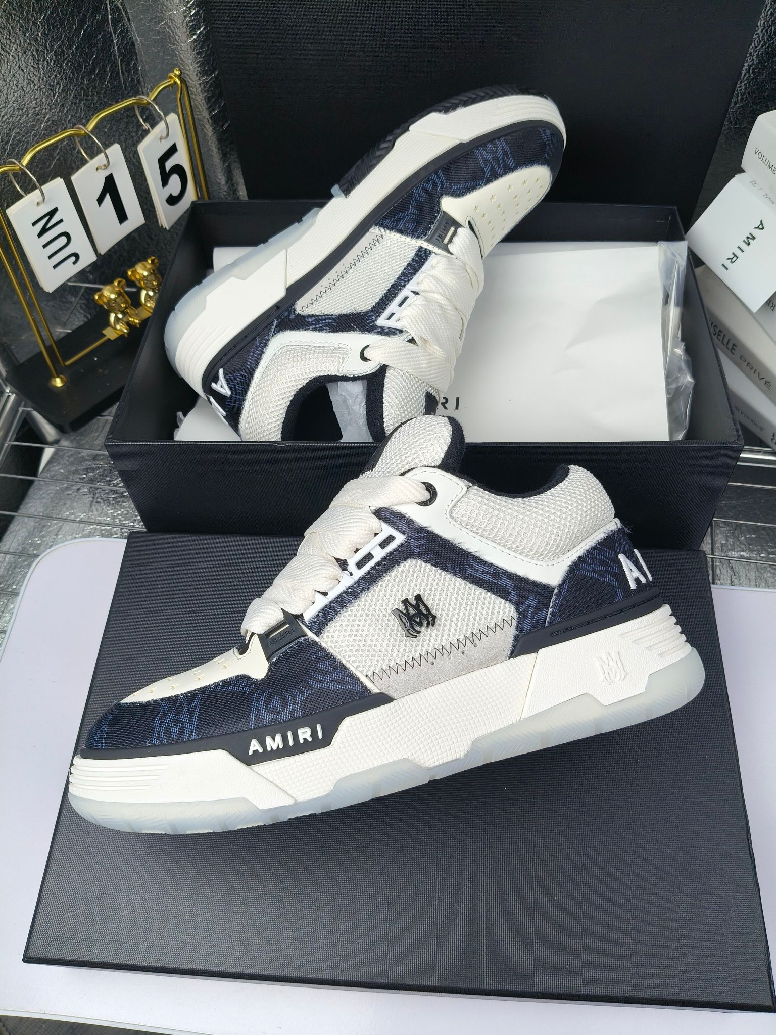 AMIRI
埃米尔爆款情侣骨头鞋。
出300
休闲时尚领头羊。来自洛杉矶的高街潮牌独家爆版骨头鞋，众多明星网红同款，中国新说唱歌手小白Gali 王一博 杨幂等网红博主争夺上脚，AJ1的鞋型侧面立体骷髅头拼接骨头状 
❶面料:原版定做头层牛皮➕双层骨头全纯手工油边工艺 
❷内里同原版:独家定制Nike同级内里 (无法超越) 
❸垫脚:原版开模注塑成型一体鞋垫舒适不累脚 
❹大底:原工厂1:1开模三色 原版大底 
❺码数:35-45（男38.45.46定制不退换）
