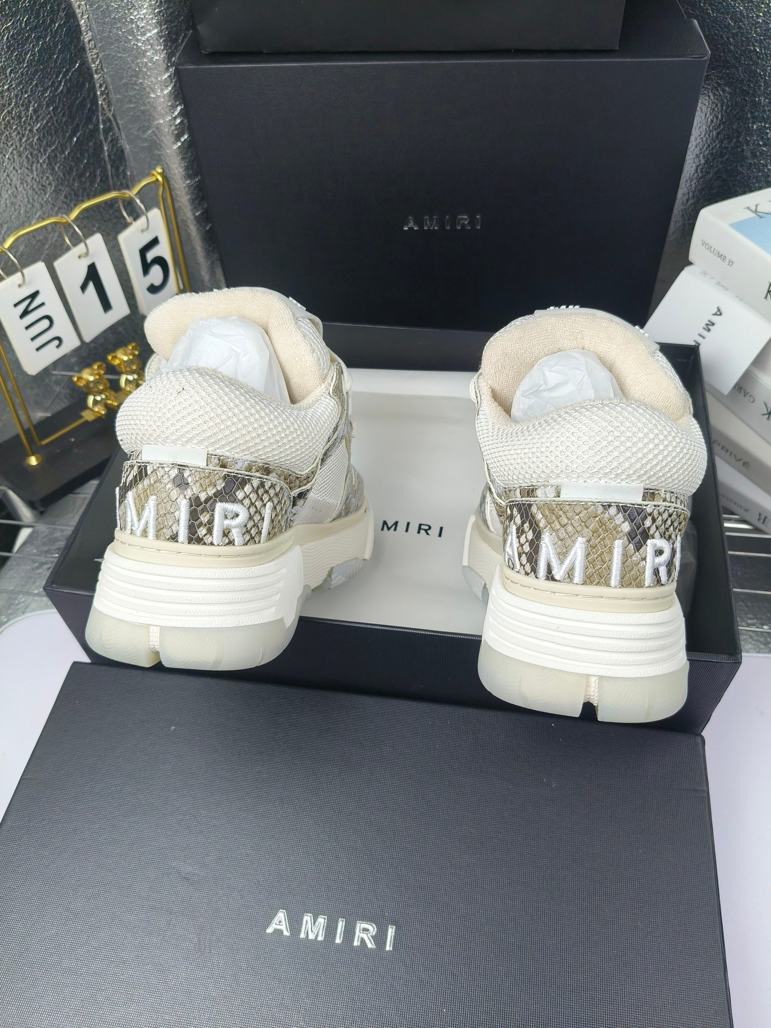 AMIRI
埃米尔爆款情侣骨头鞋。
出300
休闲时尚领头羊。来自洛杉矶的高街潮牌独家爆版骨头鞋，众多明星网红同款，中国新说唱歌手小白Gali 王一博 杨幂等网红博主争夺上脚，AJ1的鞋型侧面立体骷髅头拼接骨头状 
❶面料:原版定做头层牛皮➕双层骨头全纯手工油边工艺 
❷内里同原版:独家定制Nike同级内里 (无法超越) 
❸垫脚:原版开模注塑成型一体鞋垫舒适不累脚 
❹大底:原工厂1:1开模三色 原版大底 
❺码数:35-45（男38.45.46定制不退换）
