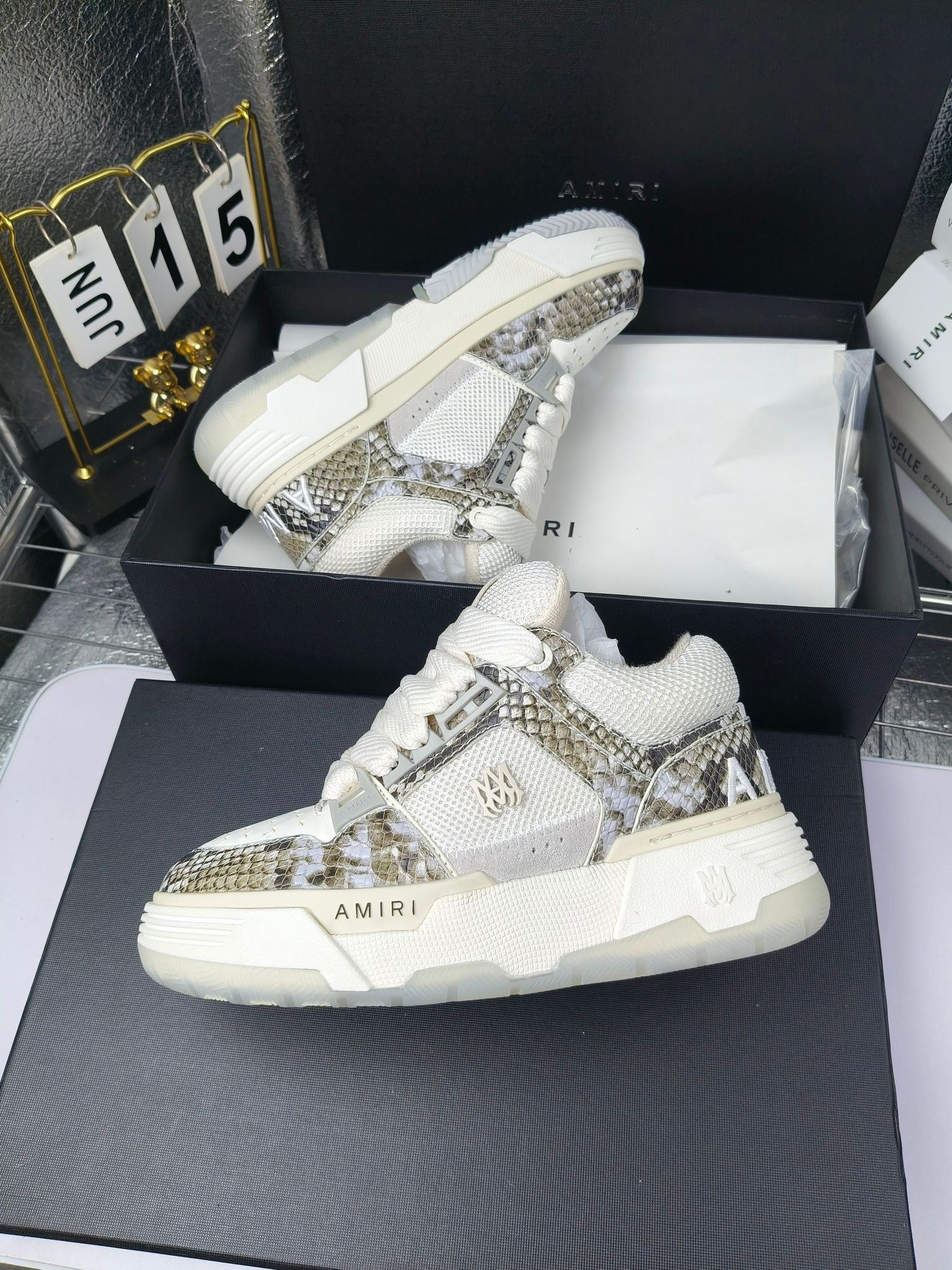 AMIRI
埃米尔爆款情侣骨头鞋。
出300
休闲时尚领头羊。来自洛杉矶的高街潮牌独家爆版骨头鞋，众多明星网红同款，中国新说唱歌手小白Gali 王一博 杨幂等网红博主争夺上脚，AJ1的鞋型侧面立体骷髅头拼接骨头状 
❶面料:原版定做头层牛皮➕双层骨头全纯手工油边工艺 
❷内里同原版:独家定制Nike同级内里 (无法超越) 
❸垫脚:原版开模注塑成型一体鞋垫舒适不累脚 
❹大底:原工厂1:1开模三色 原版大底 
❺码数:35-45（男38.45.46定制不退换）
