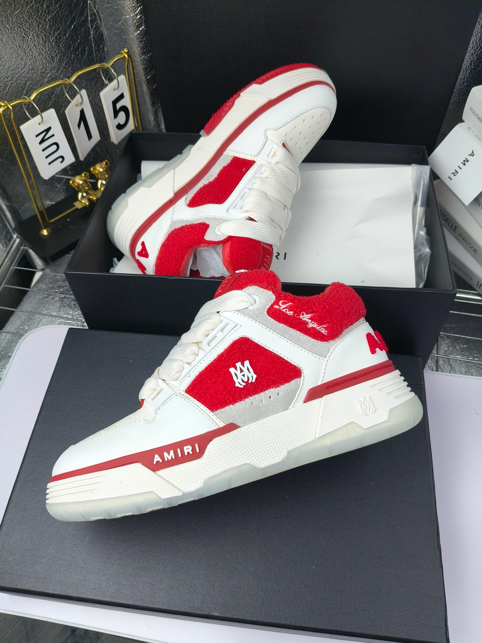 AMIRI
埃米尔爆款情侣骨头鞋。
出300
休闲时尚领头羊。来自洛杉矶的高街潮牌独家爆版骨头鞋，众多明星网红同款，中国新说唱歌手小白Gali 王一博 杨幂等网红博主争夺上脚，AJ1的鞋型侧面立体骷髅头拼接骨头状 
❶面料:原版定做头层牛皮➕双层骨头全纯手工油边工艺 
❷内里同原版:独家定制Nike同级内里 (无法超越) 
❸垫脚:原版开模注塑成型一体鞋垫舒适不累脚 
❹大底:原工厂1:1开模三色 原版大底 
❺码数:35-45（男38.45.46定制不退换）
