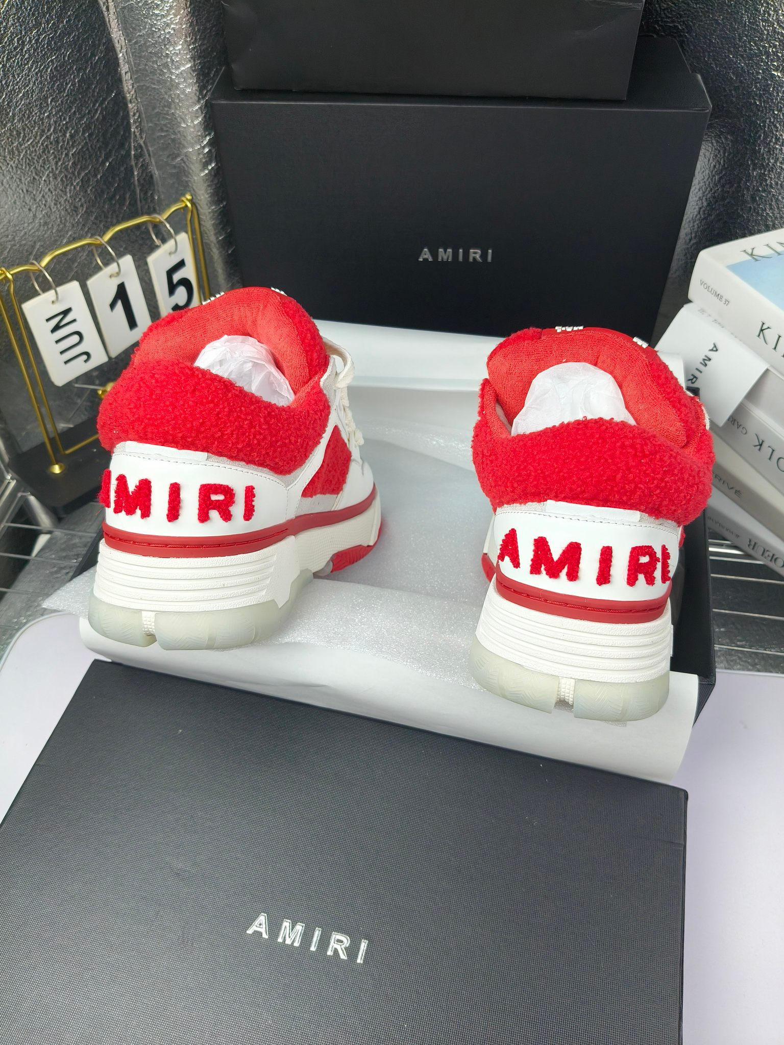 AMIRI
埃米尔爆款情侣骨头鞋。
出300
休闲时尚领头羊。来自洛杉矶的高街潮牌独家爆版骨头鞋，众多明星网红同款，中国新说唱歌手小白Gali 王一博 杨幂等网红博主争夺上脚，AJ1的鞋型侧面立体骷髅头拼接骨头状 
❶面料:原版定做头层牛皮➕双层骨头全纯手工油边工艺 
❷内里同原版:独家定制Nike同级内里 (无法超越) 
❸垫脚:原版开模注塑成型一体鞋垫舒适不累脚 
❹大底:原工厂1:1开模三色 原版大底 
❺码数:35-45（男38.45.46定制不退换）
