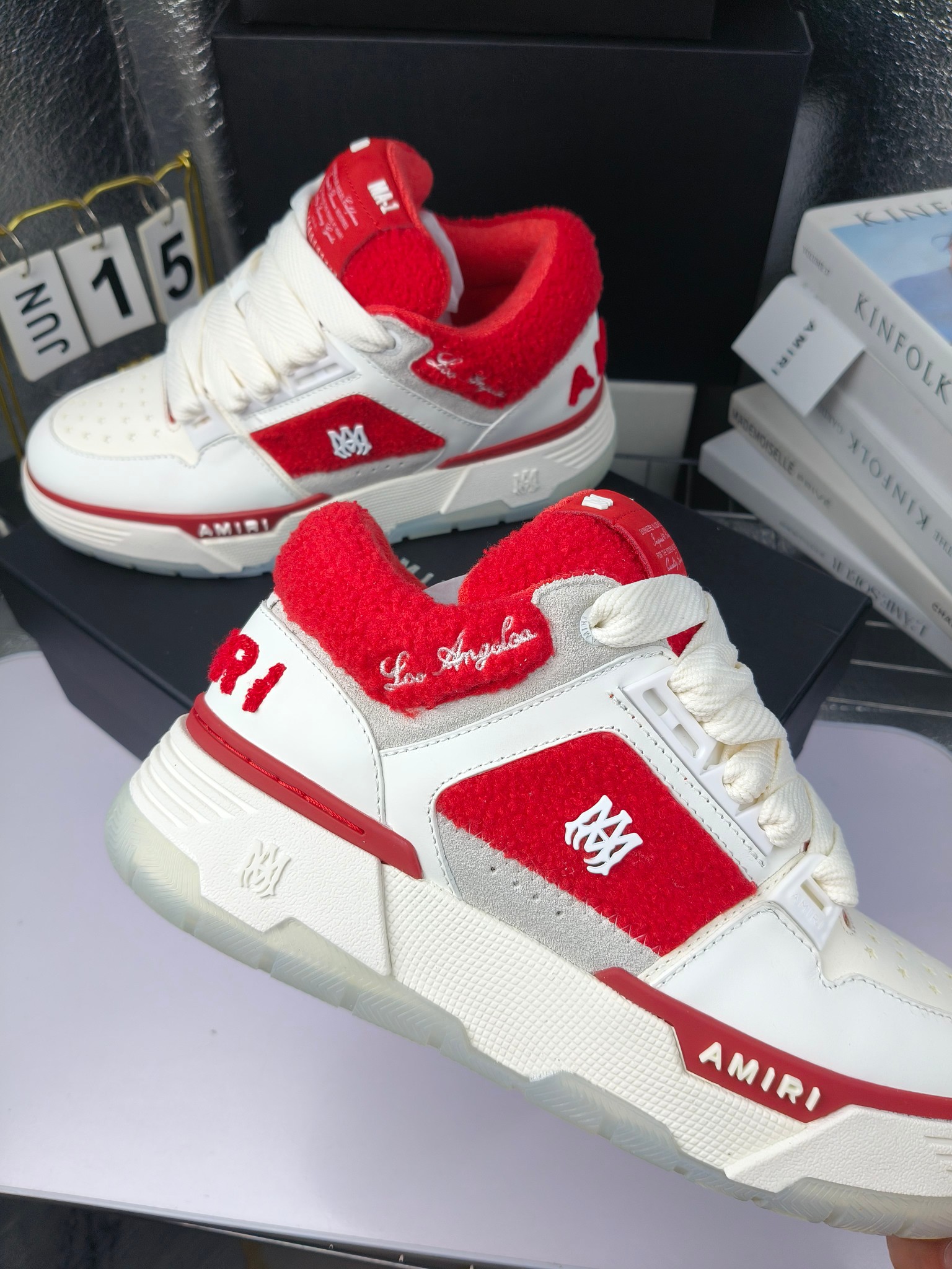 AMIRI
埃米尔爆款情侣骨头鞋。
出300
休闲时尚领头羊。来自洛杉矶的高街潮牌独家爆版骨头鞋，众多明星网红同款，中国新说唱歌手小白Gali 王一博 杨幂等网红博主争夺上脚，AJ1的鞋型侧面立体骷髅头拼接骨头状 
❶面料:原版定做头层牛皮➕双层骨头全纯手工油边工艺 
❷内里同原版:独家定制Nike同级内里 (无法超越) 
❸垫脚:原版开模注塑成型一体鞋垫舒适不累脚 
❹大底:原工厂1:1开模三色 原版大底 
❺码数:35-45（男38.45.46定制不退换）
