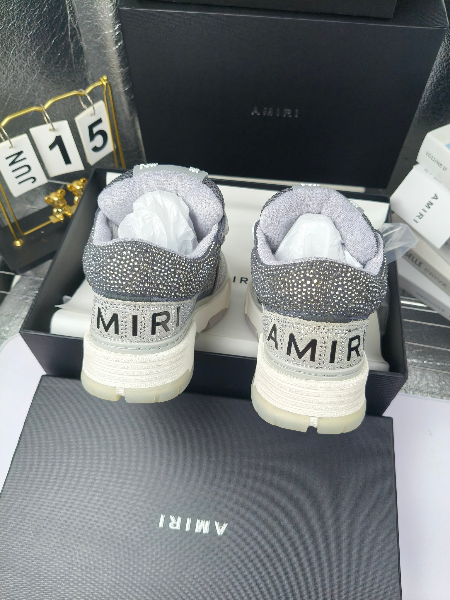 AMIRI
埃米尔施华满钻面包鞋镶钻款 
出350
情侣款 2024春夏系列新款球鞋，
情侣款🆕面包鞋，
面包鞋的大舌头设计非常特别，加厚大底，圆润的鞋头，
超大的橡胶鞋底和穿孔的星星细节，谁穿谁好看！颜值担当，上脚复古又帅气！
Size:35-44（45、46定做）