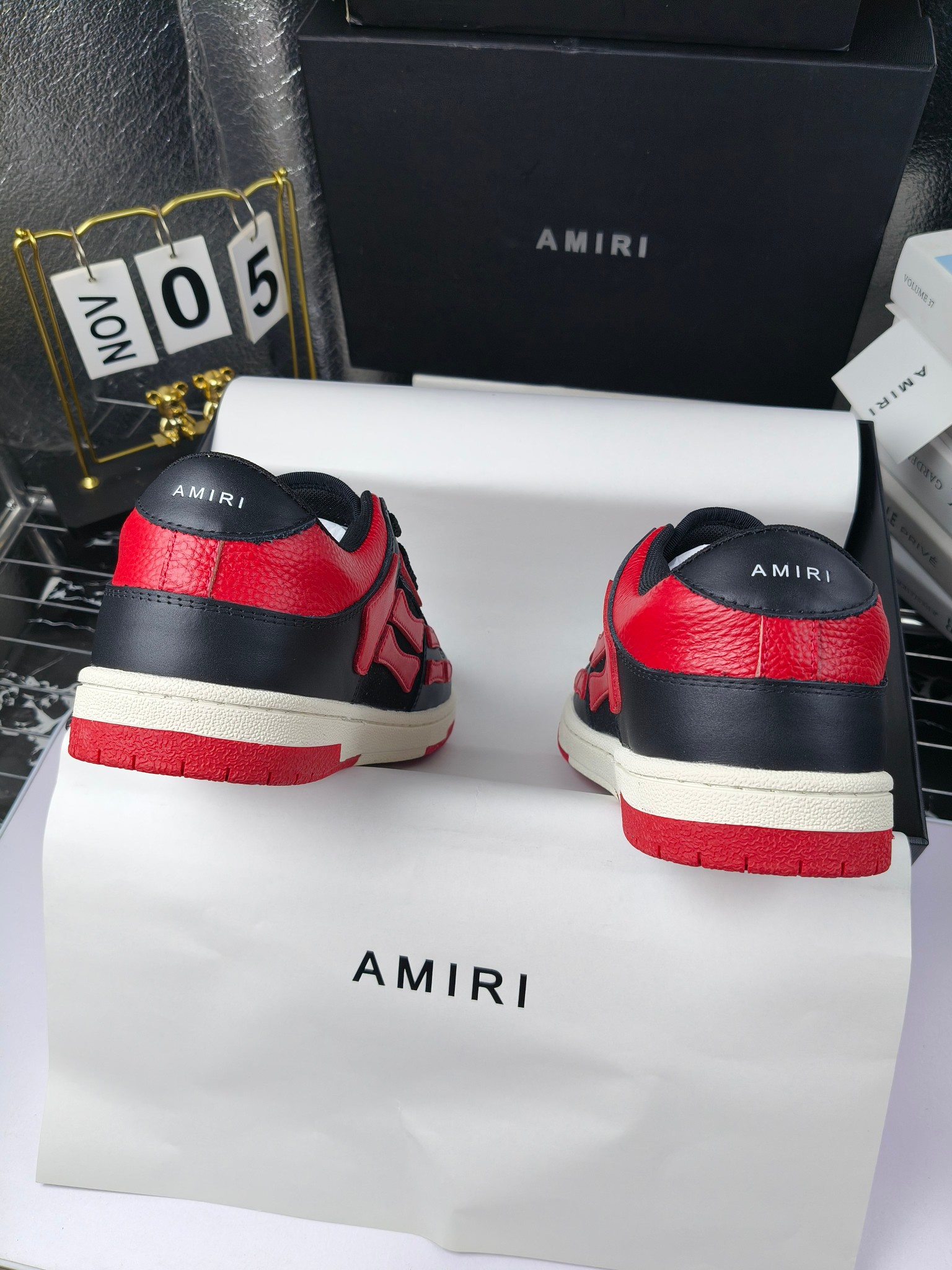 amiri 
埃米尔 爆款滑板休闲鞋！ 
出260
米兰国际 amiri 2024 早春优秀爆款🔥 代言🔥引领潮流！！ 
👍面料:原版进口头层磨砂牛皮+进口牛皮 
👍内里:原版1:1内里+进口泡棉 
👍扣饰：采用原版注塑工艺美观不伤皮面 
👍垫脚:专用注塑鞋垫(原版1:1)
 👍大底:橡胶+eva 耐磨大底 
👍包装:原版全套高贵专柜包装 
👍码数:女35-41男39-46