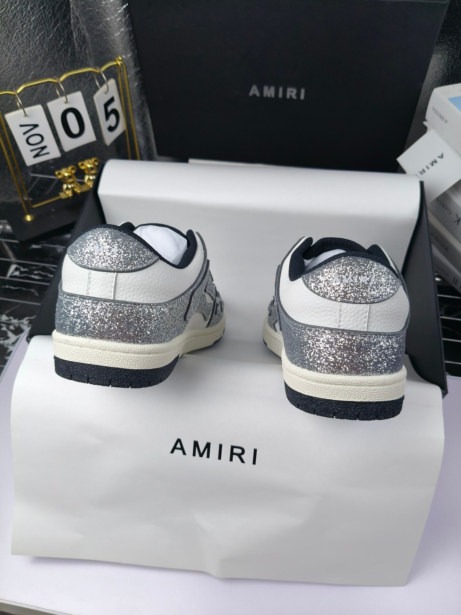 amiri 
埃米尔 爆款滑板休闲鞋！ 
出260
米兰国际 amiri 2024 早春优秀爆款🔥 代言🔥引领潮流！！ 
👍面料:原版进口头层磨砂牛皮+进口牛皮 
👍内里:原版1:1内里+进口泡棉 
👍扣饰：采用原版注塑工艺美观不伤皮面 
👍垫脚:专用注塑鞋垫(原版1:1)
 👍大底:橡胶+eva 耐磨大底 
👍包装:原版全套高贵专柜包装 
👍码数:女35-41男39-46