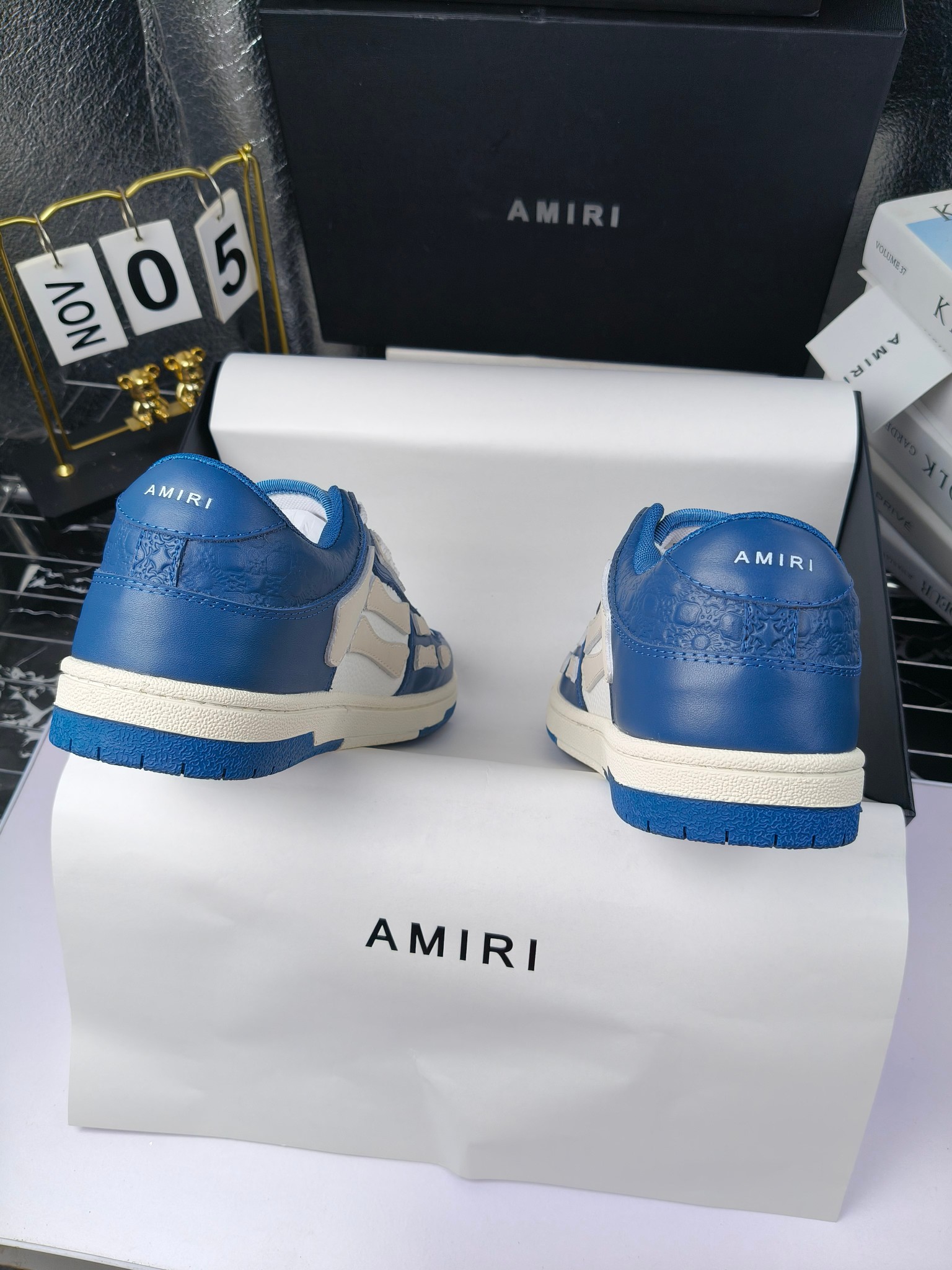 amiri 
埃米尔 爆款滑板休闲鞋！ 
出260
米兰国际 amiri 2024 早春优秀爆款🔥 代言🔥引领潮流！！ 
👍面料:原版进口头层磨砂牛皮+进口牛皮 
👍内里:原版1:1内里+进口泡棉 
👍扣饰：采用原版注塑工艺美观不伤皮面 
👍垫脚:专用注塑鞋垫(原版1:1)
 👍大底:橡胶+eva 耐磨大底 
👍包装:原版全套高贵专柜包装 
👍码数:女35-41男39-46