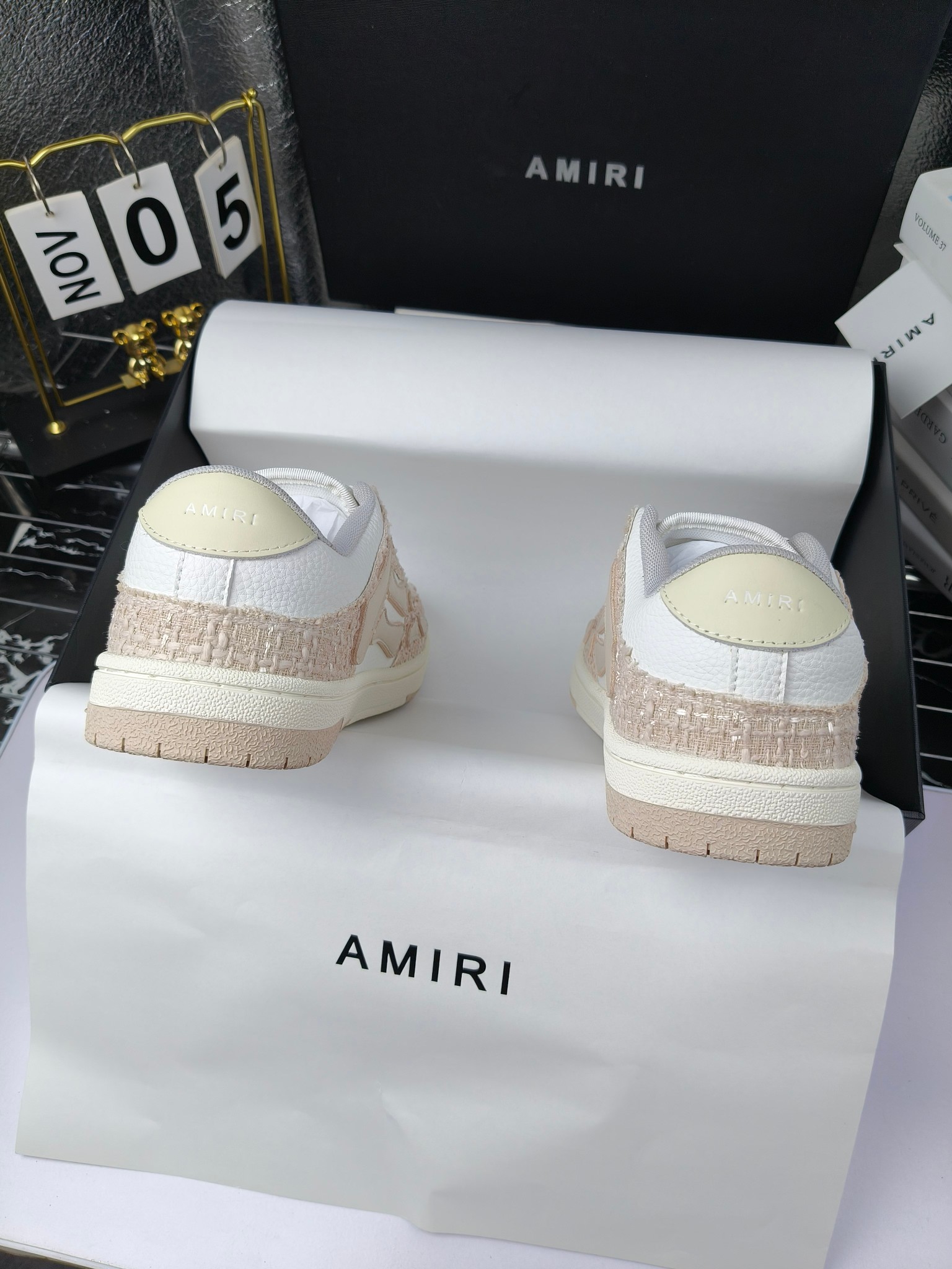 amiri 
埃米尔 爆款滑板休闲鞋！ 
出260
米兰国际 amiri 2024 早春优秀爆款🔥 代言🔥引领潮流！！ 
👍面料:原版进口头层磨砂牛皮+进口牛皮 
👍内里:原版1:1内里+进口泡棉 
👍扣饰：采用原版注塑工艺美观不伤皮面 
👍垫脚:专用注塑鞋垫(原版1:1)
 👍大底:橡胶+eva 耐磨大底 
👍包装:原版全套高贵专柜包装 
👍码数:女35-41男39-46