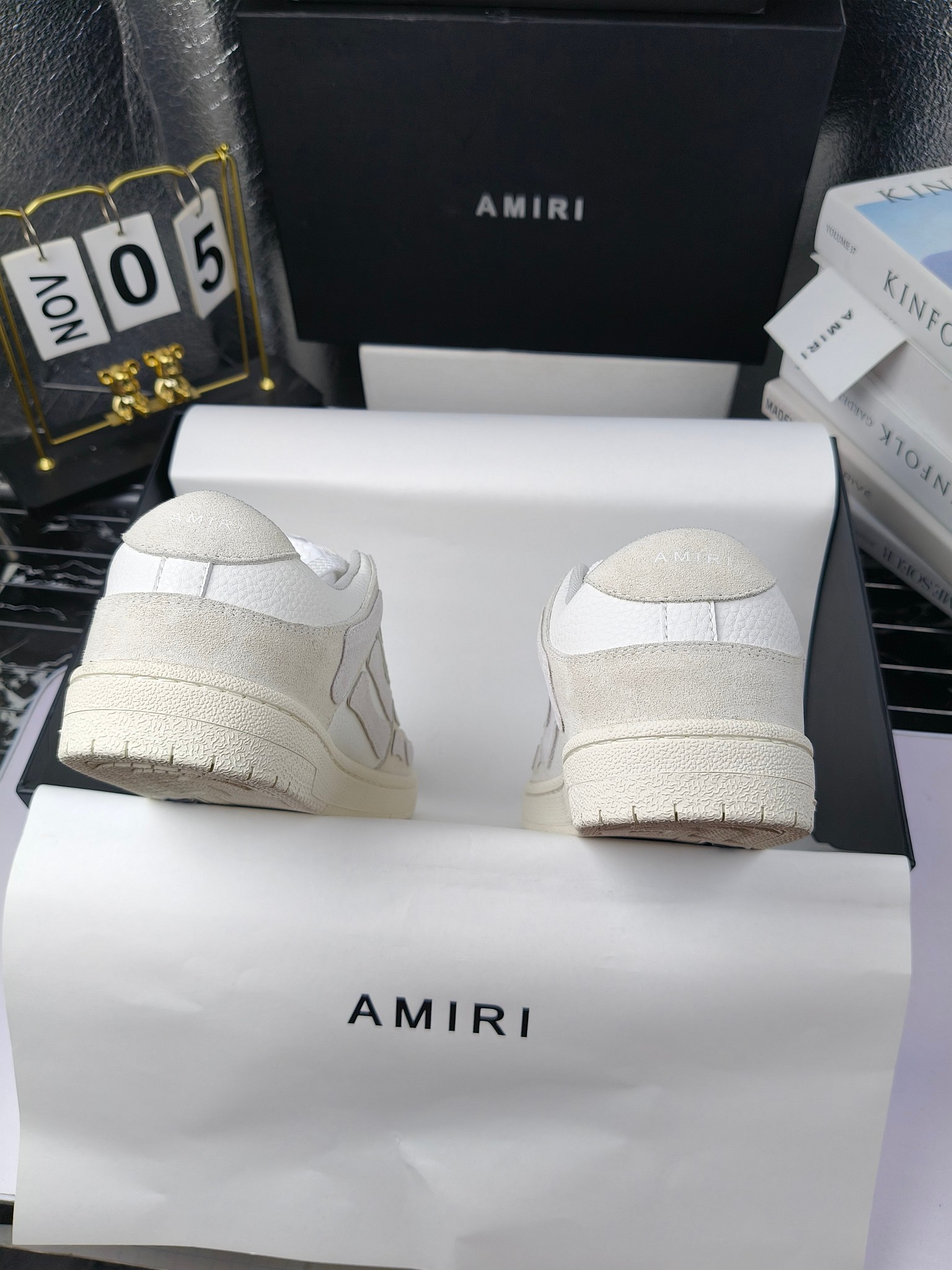 amiri 
埃米尔 爆款滑板休闲鞋！ 
出260
米兰国际 amiri 2024 早春优秀爆款🔥 代言🔥引领潮流！！ 
👍面料:原版进口头层磨砂牛皮+进口牛皮 
👍内里:原版1:1内里+进口泡棉 
👍扣饰：采用原版注塑工艺美观不伤皮面 
👍垫脚:专用注塑鞋垫(原版1:1)
 👍大底:橡胶+eva 耐磨大底 
👍包装:原版全套高贵专柜包装 
👍码数:女35-41男39-46