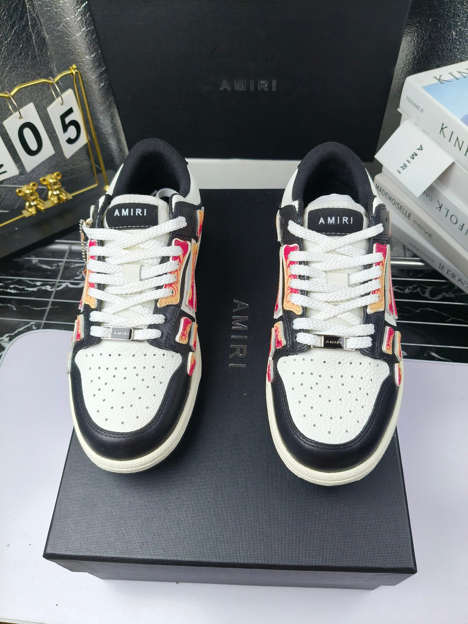 amiri 
埃米尔 爆款滑板休闲鞋！ 
出260
米兰国际 amiri 2024 早春优秀爆款🔥 代言🔥引领潮流！！ 
👍面料:原版进口头层磨砂牛皮+进口牛皮 
👍内里:原版1:1内里+进口泡棉 
👍扣饰：采用原版注塑工艺美观不伤皮面 
👍垫脚:专用注塑鞋垫(原版1:1)
 👍大底:橡胶+eva 耐磨大底 
👍包装:原版全套高贵专柜包装 
👍码数:女35-41男39-46