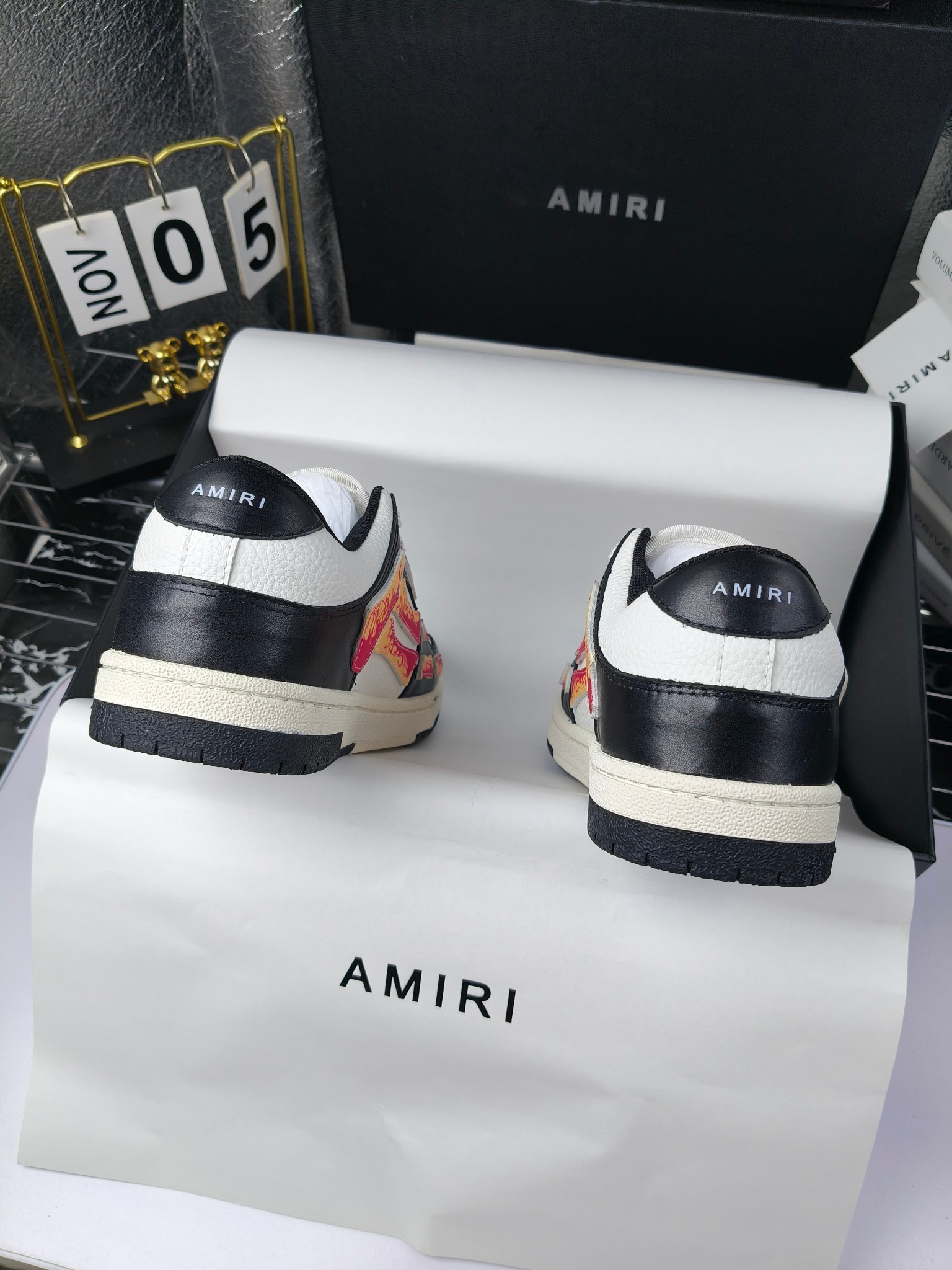 amiri 
埃米尔 爆款滑板休闲鞋！ 
出260
米兰国际 amiri 2024 早春优秀爆款🔥 代言🔥引领潮流！！ 
👍面料:原版进口头层磨砂牛皮+进口牛皮 
👍内里:原版1:1内里+进口泡棉 
👍扣饰：采用原版注塑工艺美观不伤皮面 
👍垫脚:专用注塑鞋垫(原版1:1)
 👍大底:橡胶+eva 耐磨大底 
👍包装:原版全套高贵专柜包装 
👍码数:女35-41男39-46
