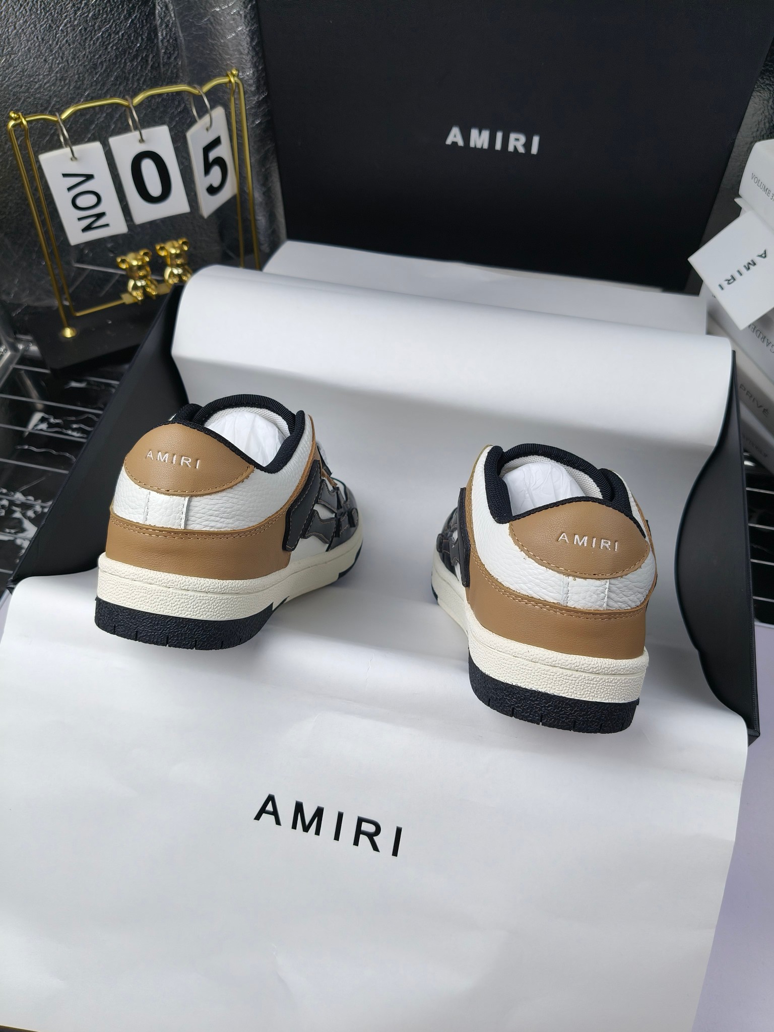 amiri 
埃米尔 爆款滑板休闲鞋！ 
出260
米兰国际 amiri 2024 早春优秀爆款🔥 代言🔥引领潮流！！ 
👍面料:原版进口头层磨砂牛皮+进口牛皮 
👍内里:原版1:1内里+进口泡棉 
👍扣饰：采用原版注塑工艺美观不伤皮面 
👍垫脚:专用注塑鞋垫(原版1:1)
 👍大底:橡胶+eva 耐磨大底 
👍包装:原版全套高贵专柜包装 
👍码数:女35-41男39-46