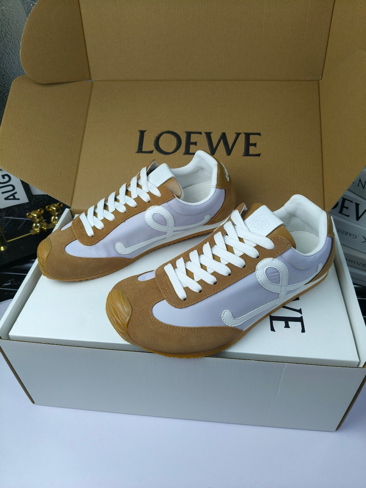 Loewe
（扣子230不带扣子220）
 罗意威 25ss新款巴黎时装 balletrunner 情侣款👫芭蕾运动鞋 阿甘鞋
经典一眼就爱上的！拼接的极简风格真的做到极致！实在太百搭，随便穿搭就可以很高级，很轻便，逛街暴走无压力！
上脚无敌舒适，轻盈无负重感，出街真的爱了！不打脚还有点小增高
鞋面材质：牛皮拼接原版布料 鞋里材质：羊皮 鞋底材质：大底材质：tpu组合底，
后跟logo注塑工艺不易脱落
码数：35-45（女40 .41男38.45.46定做）