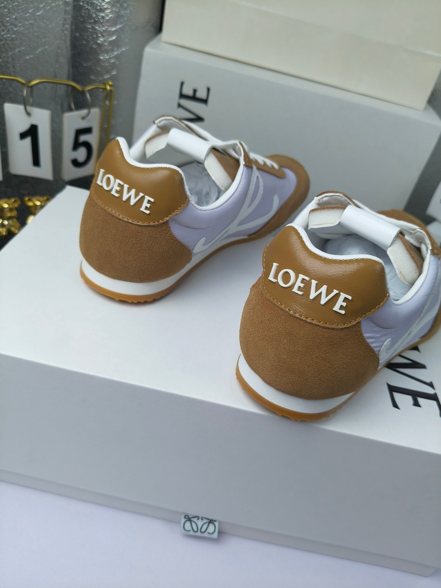 Loewe
（扣子230不带扣子220）
 罗意威 25ss新款巴黎时装 balletrunner 情侣款👫芭蕾运动鞋 阿甘鞋
经典一眼就爱上的！拼接的极简风格真的做到极致！实在太百搭，随便穿搭就可以很高级，很轻便，逛街暴走无压力！
上脚无敌舒适，轻盈无负重感，出街真的爱了！不打脚还有点小增高
鞋面材质：牛皮拼接原版布料 鞋里材质：羊皮 鞋底材质：大底材质：tpu组合底，
后跟logo注塑工艺不易脱落
码数：35-45（女40 .41男38.45.46定做）