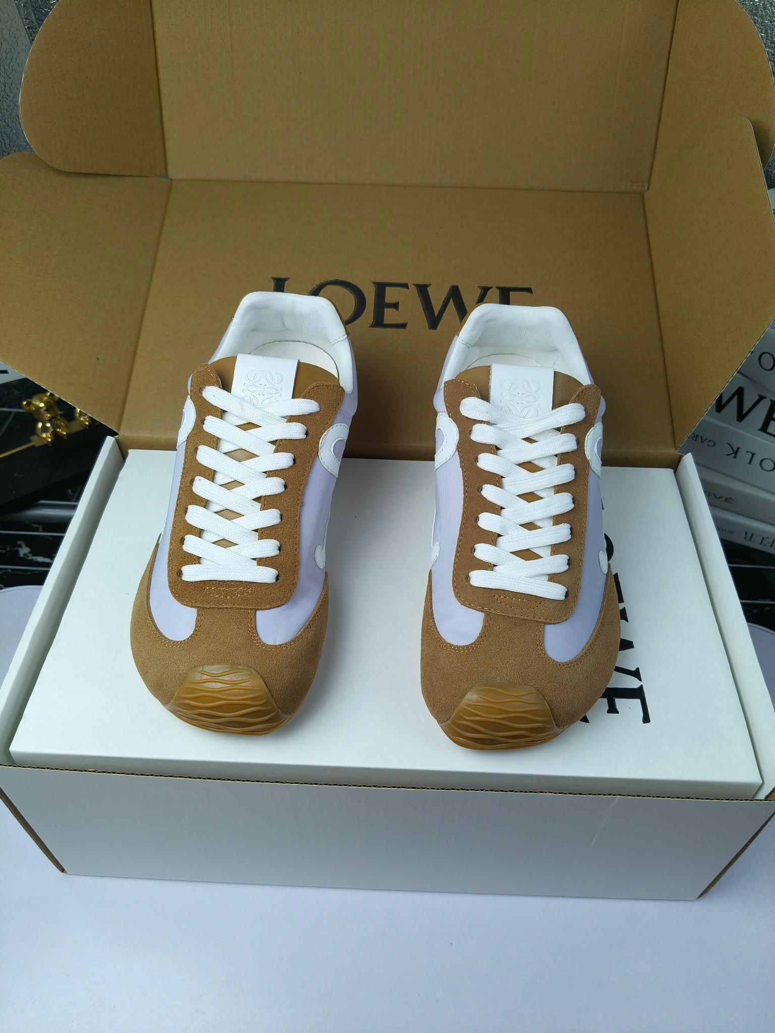 Loewe
（扣子230不带扣子220）
 罗意威 25ss新款巴黎时装 balletrunner 情侣款👫芭蕾运动鞋 阿甘鞋
经典一眼就爱上的！拼接的极简风格真的做到极致！实在太百搭，随便穿搭就可以很高级，很轻便，逛街暴走无压力！
上脚无敌舒适，轻盈无负重感，出街真的爱了！不打脚还有点小增高
鞋面材质：牛皮拼接原版布料 鞋里材质：羊皮 鞋底材质：大底材质：tpu组合底，
后跟logo注塑工艺不易脱落
码数：35-45（女40 .41男38.45.46定做）