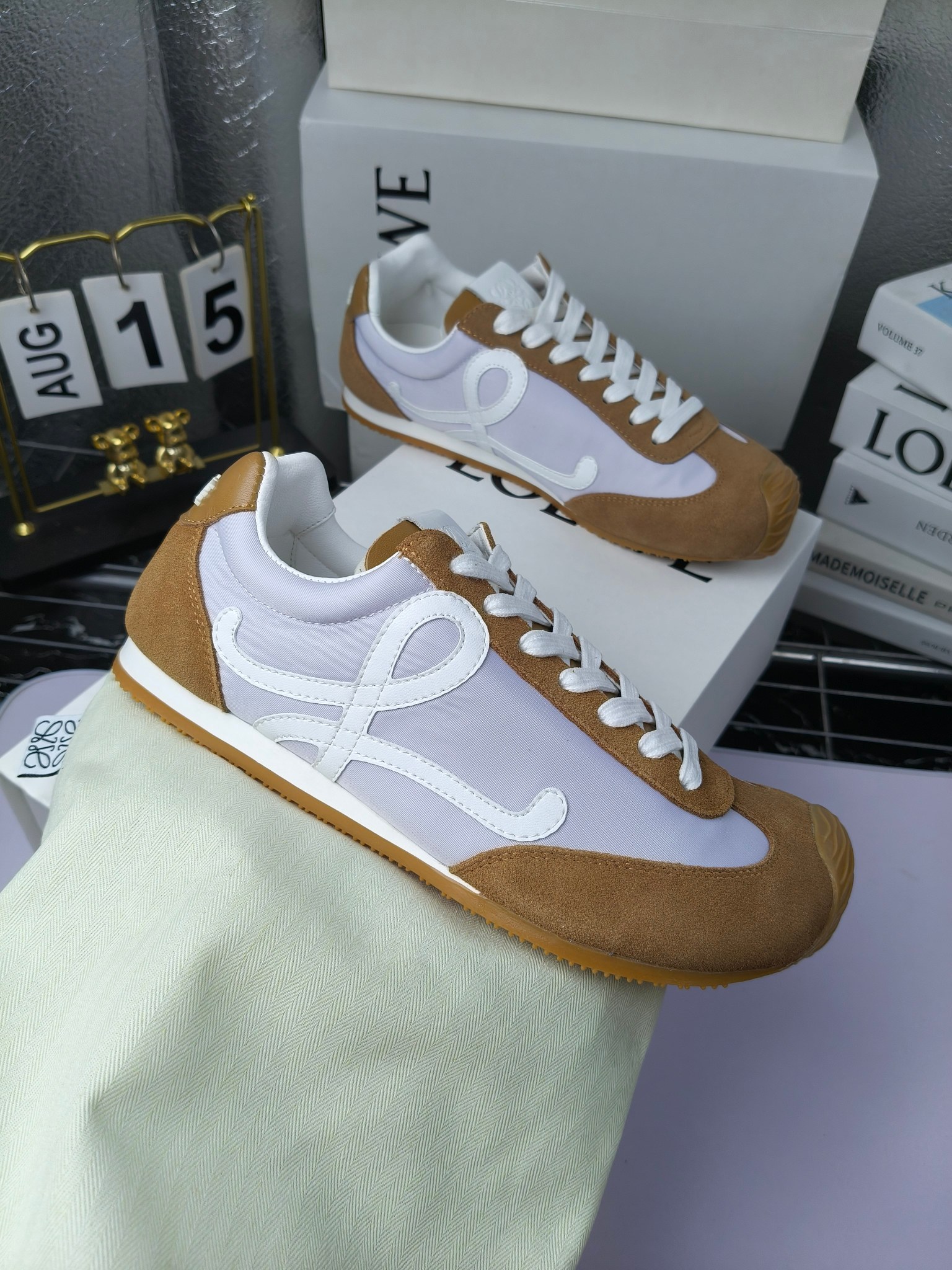 Loewe
（扣子230不带扣子220）
 罗意威 25ss新款巴黎时装 balletrunner 情侣款👫芭蕾运动鞋 阿甘鞋
经典一眼就爱上的！拼接的极简风格真的做到极致！实在太百搭，随便穿搭就可以很高级，很轻便，逛街暴走无压力！
上脚无敌舒适，轻盈无负重感，出街真的爱了！不打脚还有点小增高
鞋面材质：牛皮拼接原版布料 鞋里材质：羊皮 鞋底材质：大底材质：tpu组合底，
后跟logo注塑工艺不易脱落
码数：35-45（女40 .41男38.45.46定做）