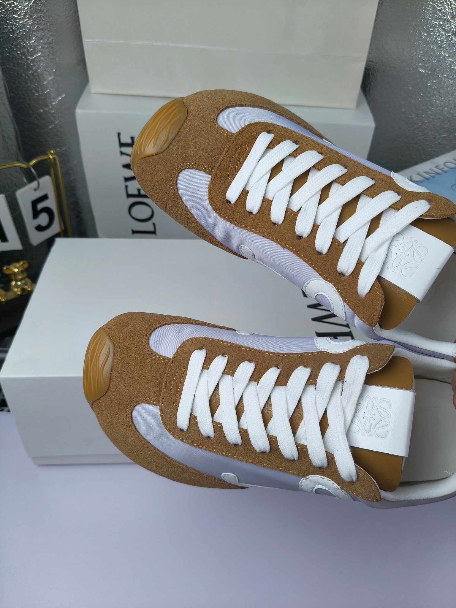 Loewe
（扣子230不带扣子220）
 罗意威 25ss新款巴黎时装 balletrunner 情侣款👫芭蕾运动鞋 阿甘鞋
经典一眼就爱上的！拼接的极简风格真的做到极致！实在太百搭，随便穿搭就可以很高级，很轻便，逛街暴走无压力！
上脚无敌舒适，轻盈无负重感，出街真的爱了！不打脚还有点小增高
鞋面材质：牛皮拼接原版布料 鞋里材质：羊皮 鞋底材质：大底材质：tpu组合底，
后跟logo注塑工艺不易脱落
码数：35-45（女40 .41男38.45.46定做）