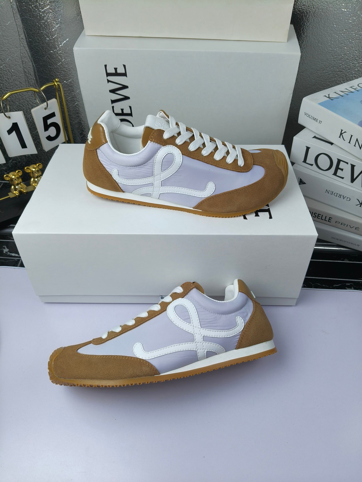 Loewe
（扣子230不带扣子220）
 罗意威 25ss新款巴黎时装 balletrunner 情侣款👫芭蕾运动鞋 阿甘鞋
经典一眼就爱上的！拼接的极简风格真的做到极致！实在太百搭，随便穿搭就可以很高级，很轻便，逛街暴走无压力！
上脚无敌舒适，轻盈无负重感，出街真的爱了！不打脚还有点小增高
鞋面材质：牛皮拼接原版布料 鞋里材质：羊皮 鞋底材质：大底材质：tpu组合底，
后跟logo注塑工艺不易脱落
码数：35-45（女40 .41男38.45.46定做）