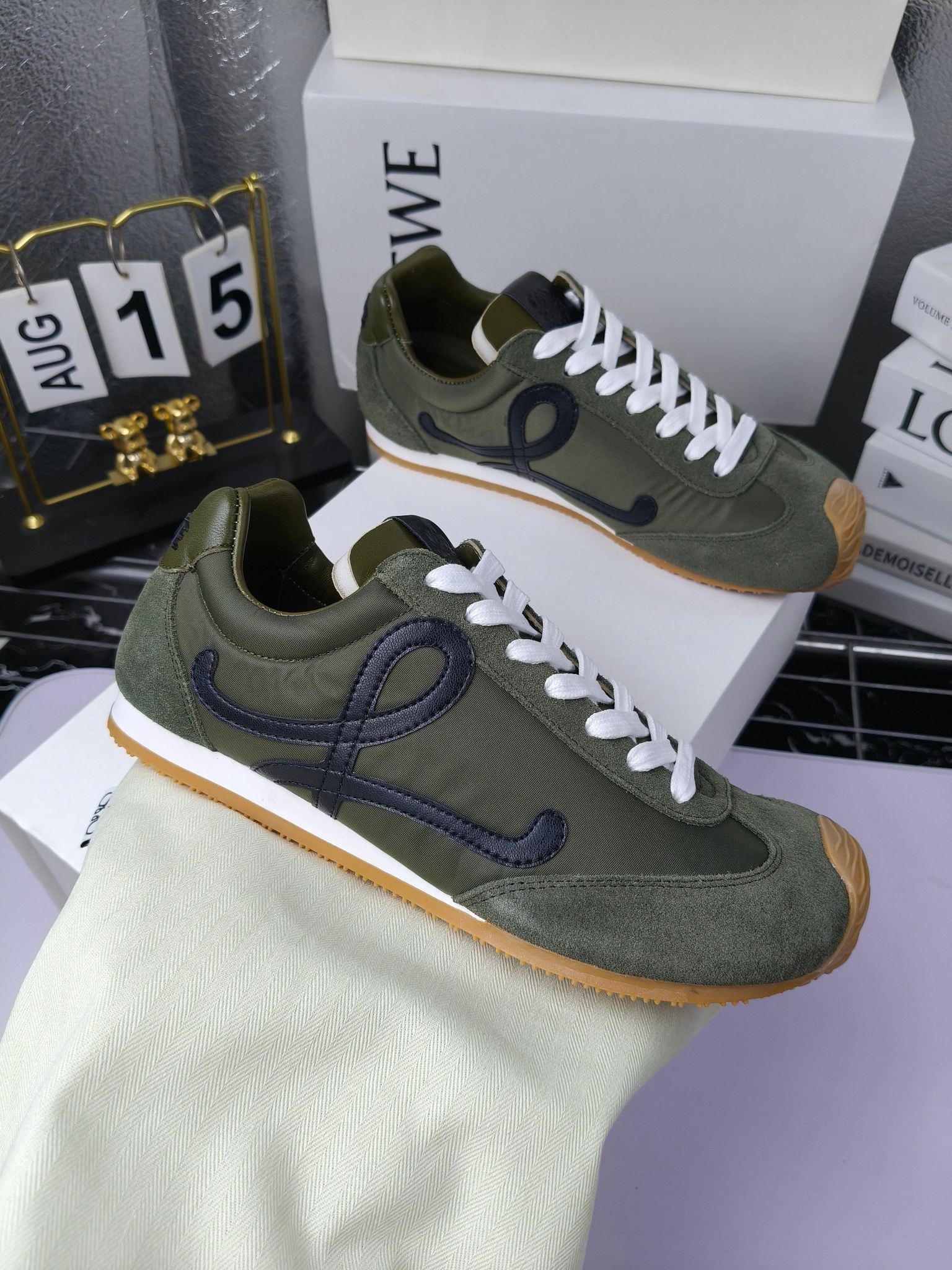 Loewe
（扣子230不带扣子220）
 罗意威 25ss新款巴黎时装 balletrunner 情侣款👫芭蕾运动鞋 阿甘鞋
经典一眼就爱上的！拼接的极简风格真的做到极致！实在太百搭，随便穿搭就可以很高级，很轻便，逛街暴走无压力！
上脚无敌舒适，轻盈无负重感，出街真的爱了！不打脚还有点小增高
鞋面材质：牛皮拼接原版布料 鞋里材质：羊皮 鞋底材质：大底材质：tpu组合底，
后跟logo注塑工艺不易脱落
码数：35-45（女40 .41男38.45.46定做）