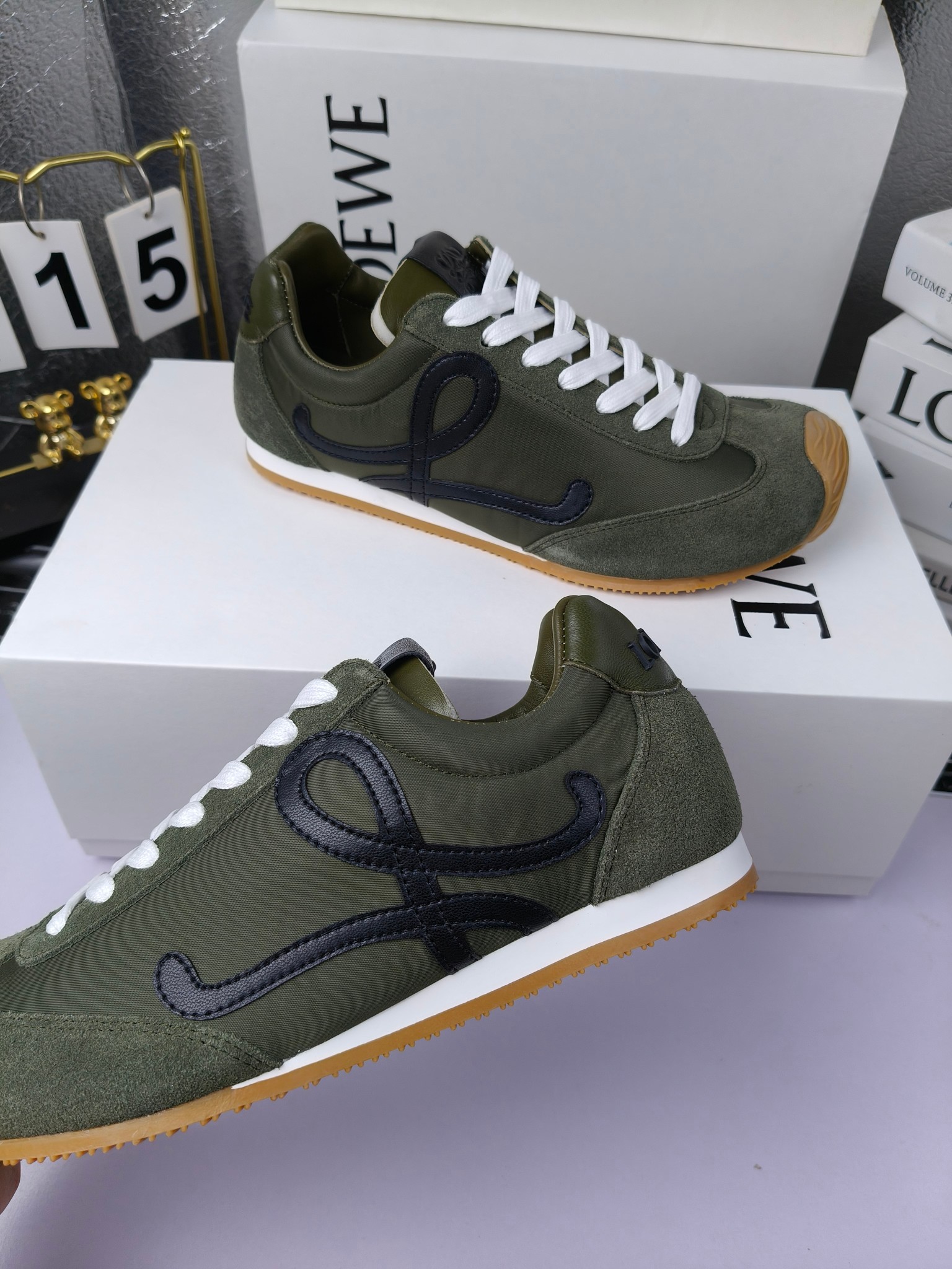 Loewe
（扣子230不带扣子220）
 罗意威 25ss新款巴黎时装 balletrunner 情侣款👫芭蕾运动鞋 阿甘鞋
经典一眼就爱上的！拼接的极简风格真的做到极致！实在太百搭，随便穿搭就可以很高级，很轻便，逛街暴走无压力！
上脚无敌舒适，轻盈无负重感，出街真的爱了！不打脚还有点小增高
鞋面材质：牛皮拼接原版布料 鞋里材质：羊皮 鞋底材质：大底材质：tpu组合底，
后跟logo注塑工艺不易脱落
码数：35-45（女40 .41男38.45.46定做）