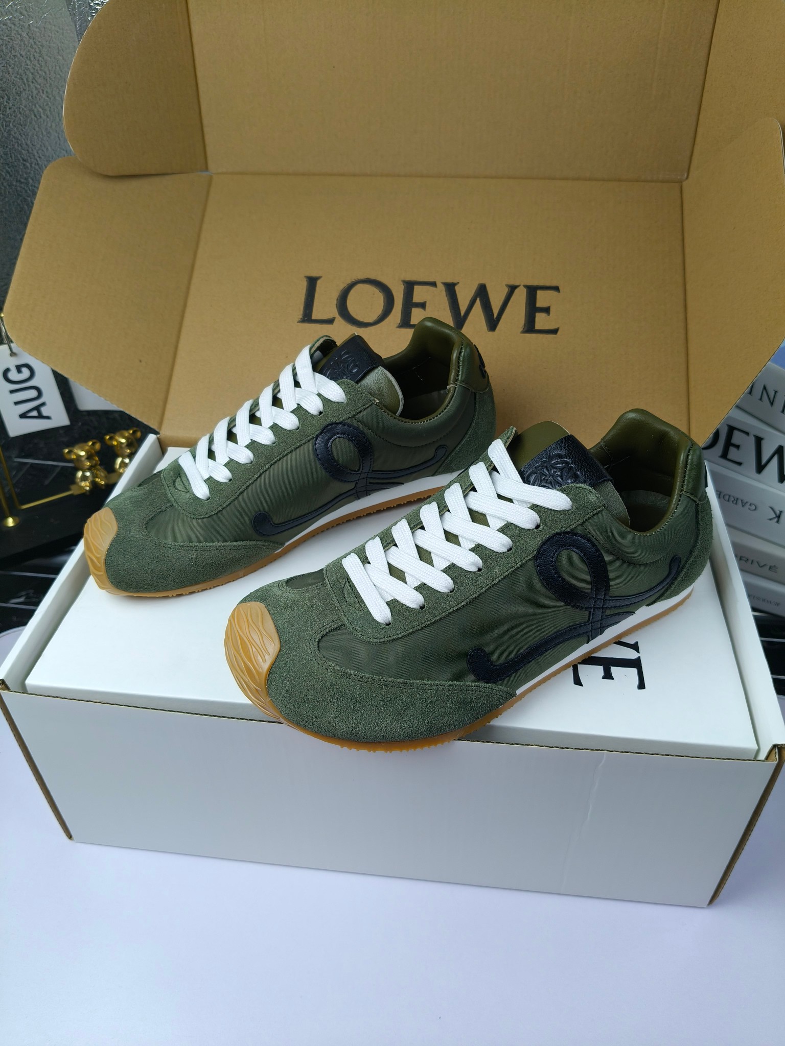 Loewe
（扣子230不带扣子220）
 罗意威 25ss新款巴黎时装 balletrunner 情侣款👫芭蕾运动鞋 阿甘鞋
经典一眼就爱上的！拼接的极简风格真的做到极致！实在太百搭，随便穿搭就可以很高级，很轻便，逛街暴走无压力！
上脚无敌舒适，轻盈无负重感，出街真的爱了！不打脚还有点小增高
鞋面材质：牛皮拼接原版布料 鞋里材质：羊皮 鞋底材质：大底材质：tpu组合底，
后跟logo注塑工艺不易脱落
码数：35-45（女40 .41男38.45.46定做）