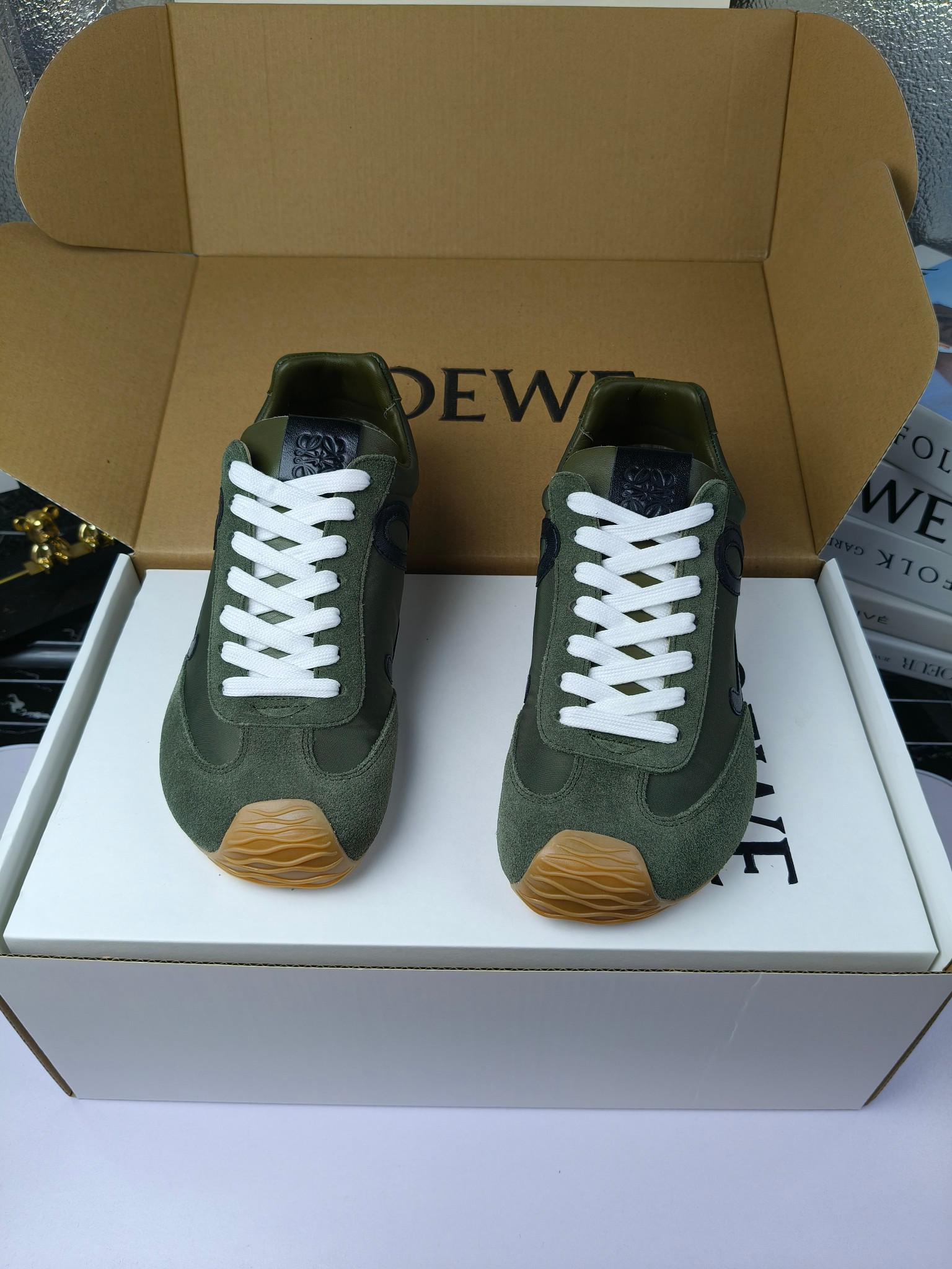 Loewe
（扣子230不带扣子220）
 罗意威 25ss新款巴黎时装 balletrunner 情侣款👫芭蕾运动鞋 阿甘鞋
经典一眼就爱上的！拼接的极简风格真的做到极致！实在太百搭，随便穿搭就可以很高级，很轻便，逛街暴走无压力！
上脚无敌舒适，轻盈无负重感，出街真的爱了！不打脚还有点小增高
鞋面材质：牛皮拼接原版布料 鞋里材质：羊皮 鞋底材质：大底材质：tpu组合底，
后跟logo注塑工艺不易脱落
码数：35-45（女40 .41男38.45.46定做）