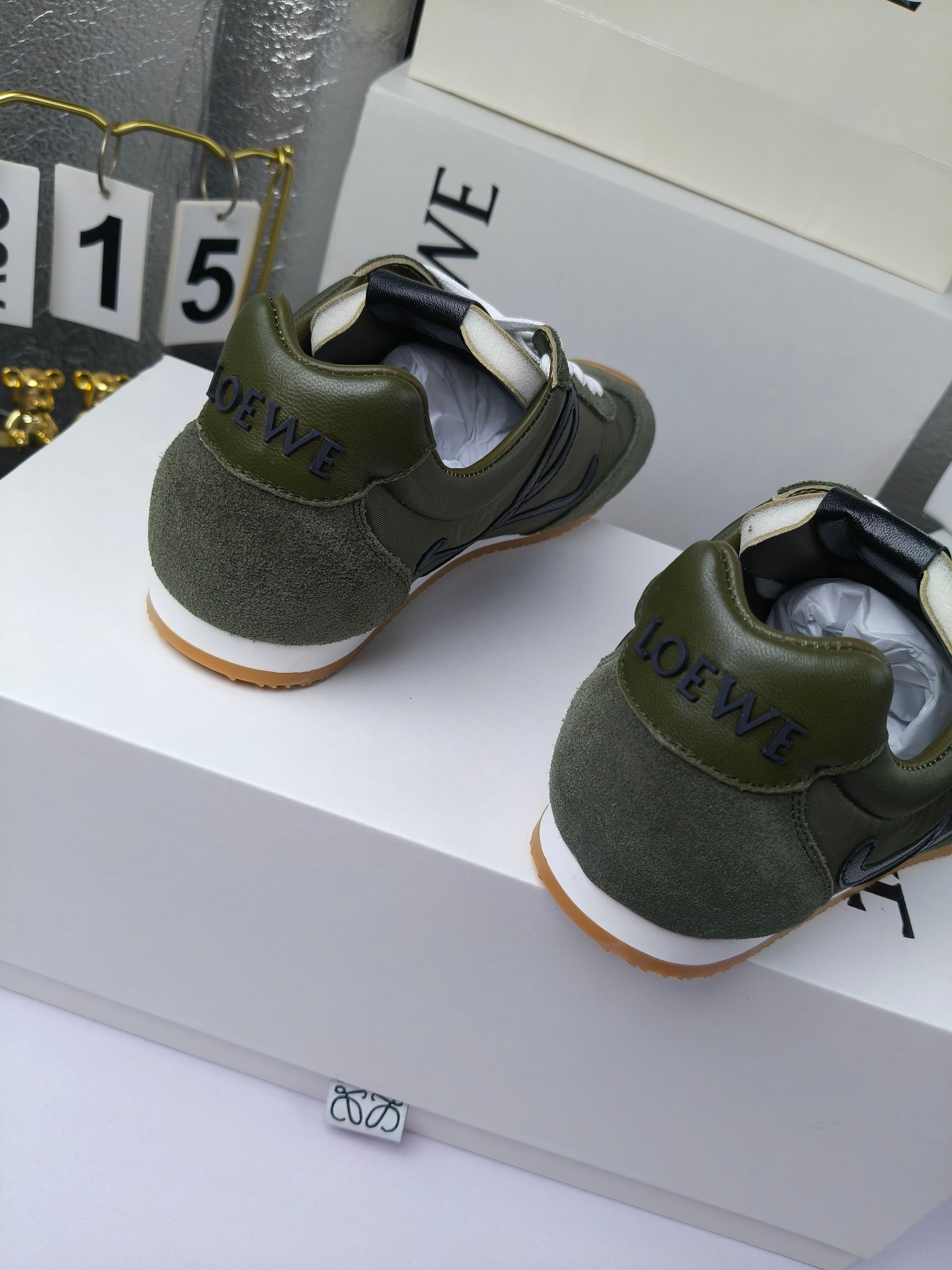 Loewe
（扣子230不带扣子220）
 罗意威 25ss新款巴黎时装 balletrunner 情侣款👫芭蕾运动鞋 阿甘鞋
经典一眼就爱上的！拼接的极简风格真的做到极致！实在太百搭，随便穿搭就可以很高级，很轻便，逛街暴走无压力！
上脚无敌舒适，轻盈无负重感，出街真的爱了！不打脚还有点小增高
鞋面材质：牛皮拼接原版布料 鞋里材质：羊皮 鞋底材质：大底材质：tpu组合底，
后跟logo注塑工艺不易脱落
码数：35-45（女40 .41男38.45.46定做）