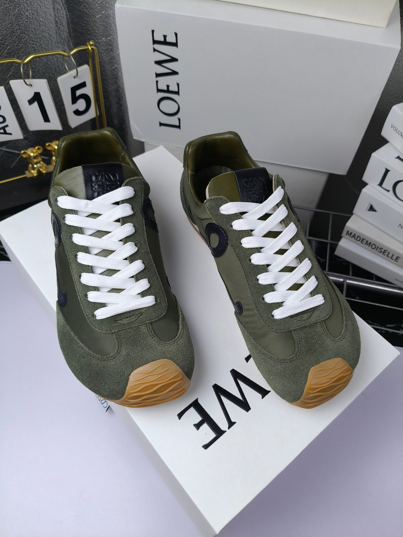 Loewe
（扣子230不带扣子220）
 罗意威 25ss新款巴黎时装 balletrunner 情侣款👫芭蕾运动鞋 阿甘鞋
经典一眼就爱上的！拼接的极简风格真的做到极致！实在太百搭，随便穿搭就可以很高级，很轻便，逛街暴走无压力！
上脚无敌舒适，轻盈无负重感，出街真的爱了！不打脚还有点小增高
鞋面材质：牛皮拼接原版布料 鞋里材质：羊皮 鞋底材质：大底材质：tpu组合底，
后跟logo注塑工艺不易脱落
码数：35-45（女40 .41男38.45.46定做）