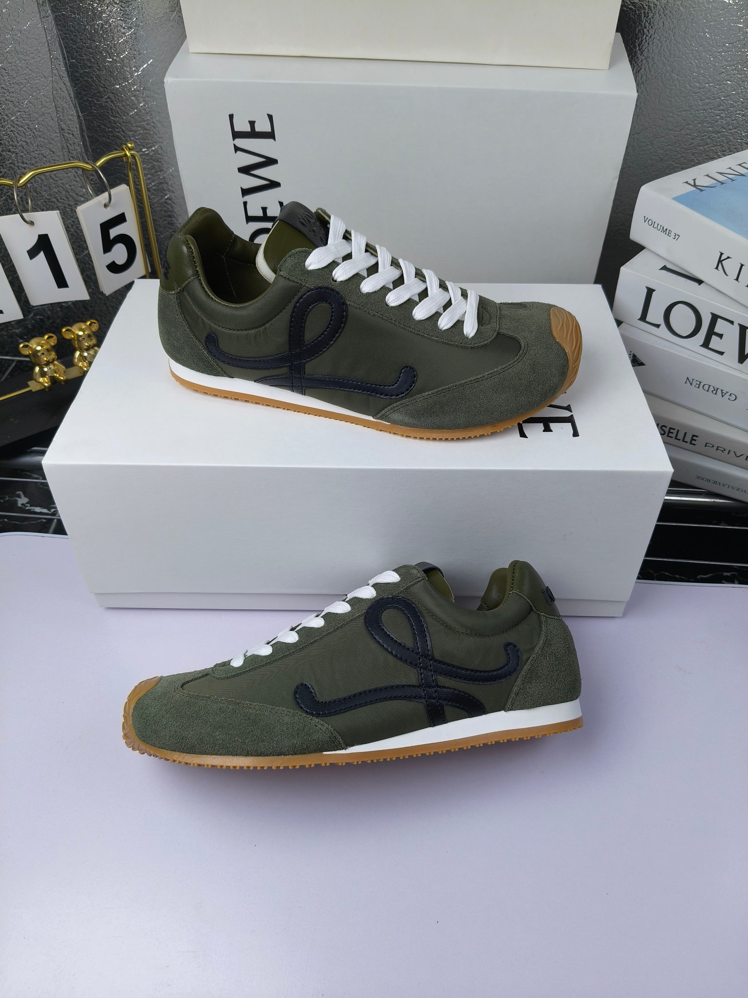 Loewe
（扣子230不带扣子220）
 罗意威 25ss新款巴黎时装 balletrunner 情侣款👫芭蕾运动鞋 阿甘鞋
经典一眼就爱上的！拼接的极简风格真的做到极致！实在太百搭，随便穿搭就可以很高级，很轻便，逛街暴走无压力！
上脚无敌舒适，轻盈无负重感，出街真的爱了！不打脚还有点小增高
鞋面材质：牛皮拼接原版布料 鞋里材质：羊皮 鞋底材质：大底材质：tpu组合底，
后跟logo注塑工艺不易脱落
码数：35-45（女40 .41男38.45.46定做）