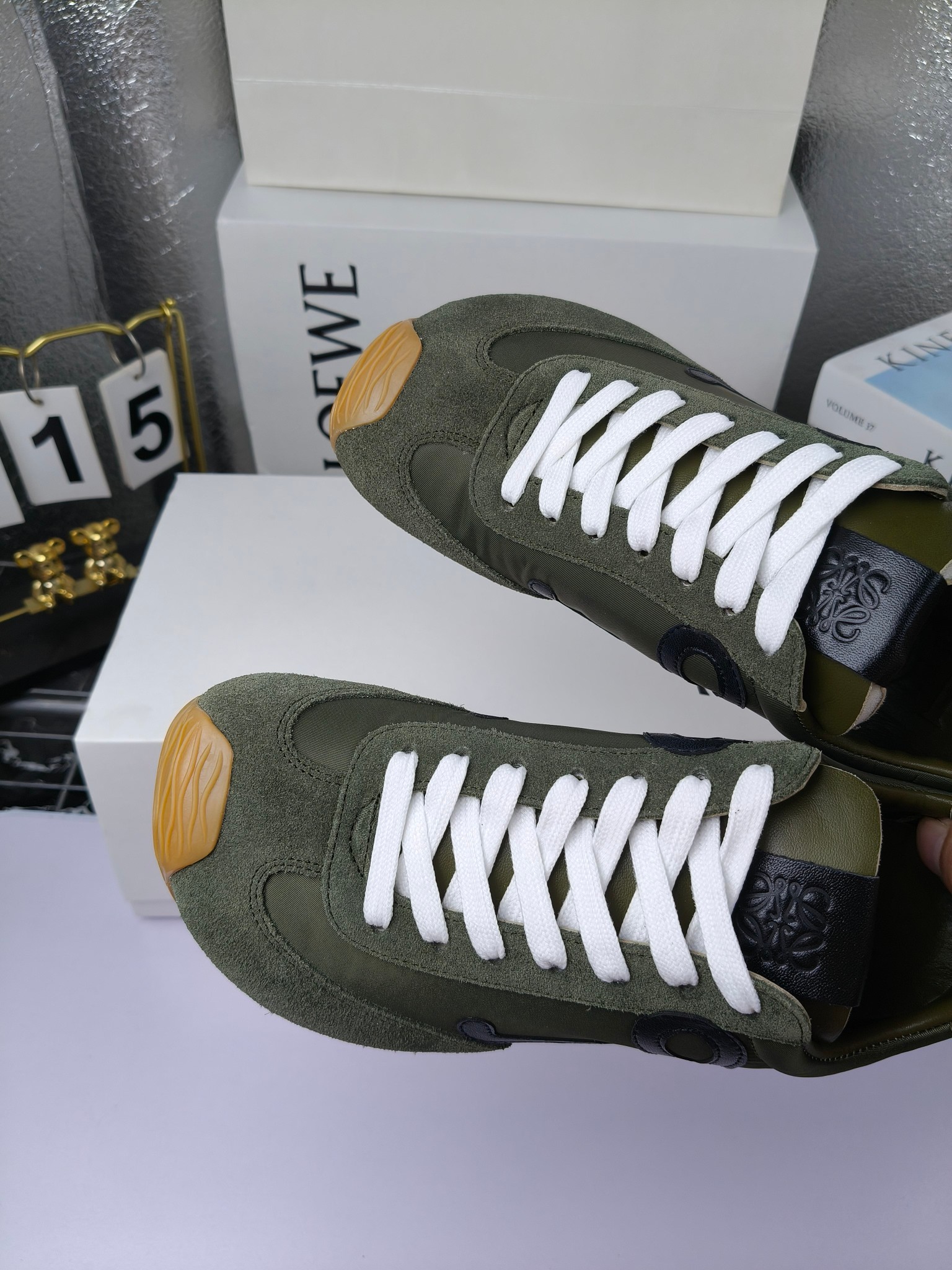 Loewe
（扣子230不带扣子220）
 罗意威 25ss新款巴黎时装 balletrunner 情侣款👫芭蕾运动鞋 阿甘鞋
经典一眼就爱上的！拼接的极简风格真的做到极致！实在太百搭，随便穿搭就可以很高级，很轻便，逛街暴走无压力！
上脚无敌舒适，轻盈无负重感，出街真的爱了！不打脚还有点小增高
鞋面材质：牛皮拼接原版布料 鞋里材质：羊皮 鞋底材质：大底材质：tpu组合底，
后跟logo注塑工艺不易脱落
码数：35-45（女40 .41男38.45.46定做）