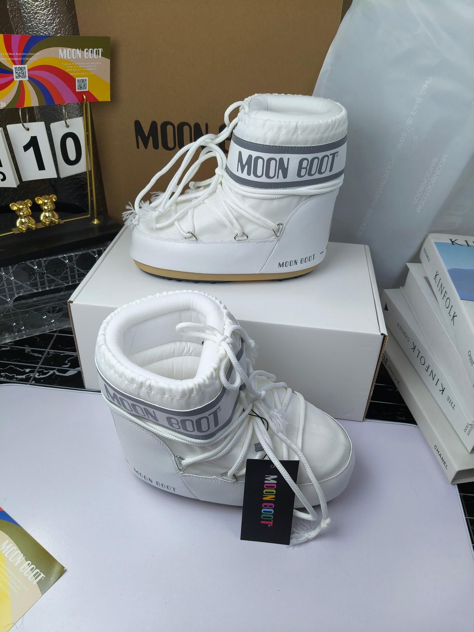  情侣款  滑雪季的宠儿
Moon Boot月亮靴雪地靴
在千禧年就已经非常火了
当年paris hilton、victoria beckham
等名人经常穿它，如今Y2K风潮再次流行
痞幼同款QQ秀穿搭
万人大秀的丑萌雪地靴重新翻红
不分男女不分左右
看着巨无霸巨实际配瑜伽裤巨显瘦
想要去北方的姐妹可以冲了
玩雪必备彻底杀疯
❶鞋面：进口防水布
❷内里：100%高端纤羽绵内胆
❸鞋底：热塑性橡胶
❹尺码：35－38，39-41，42－44
❺包装：moon boot原版透明手提袋
❻内增高：4cm