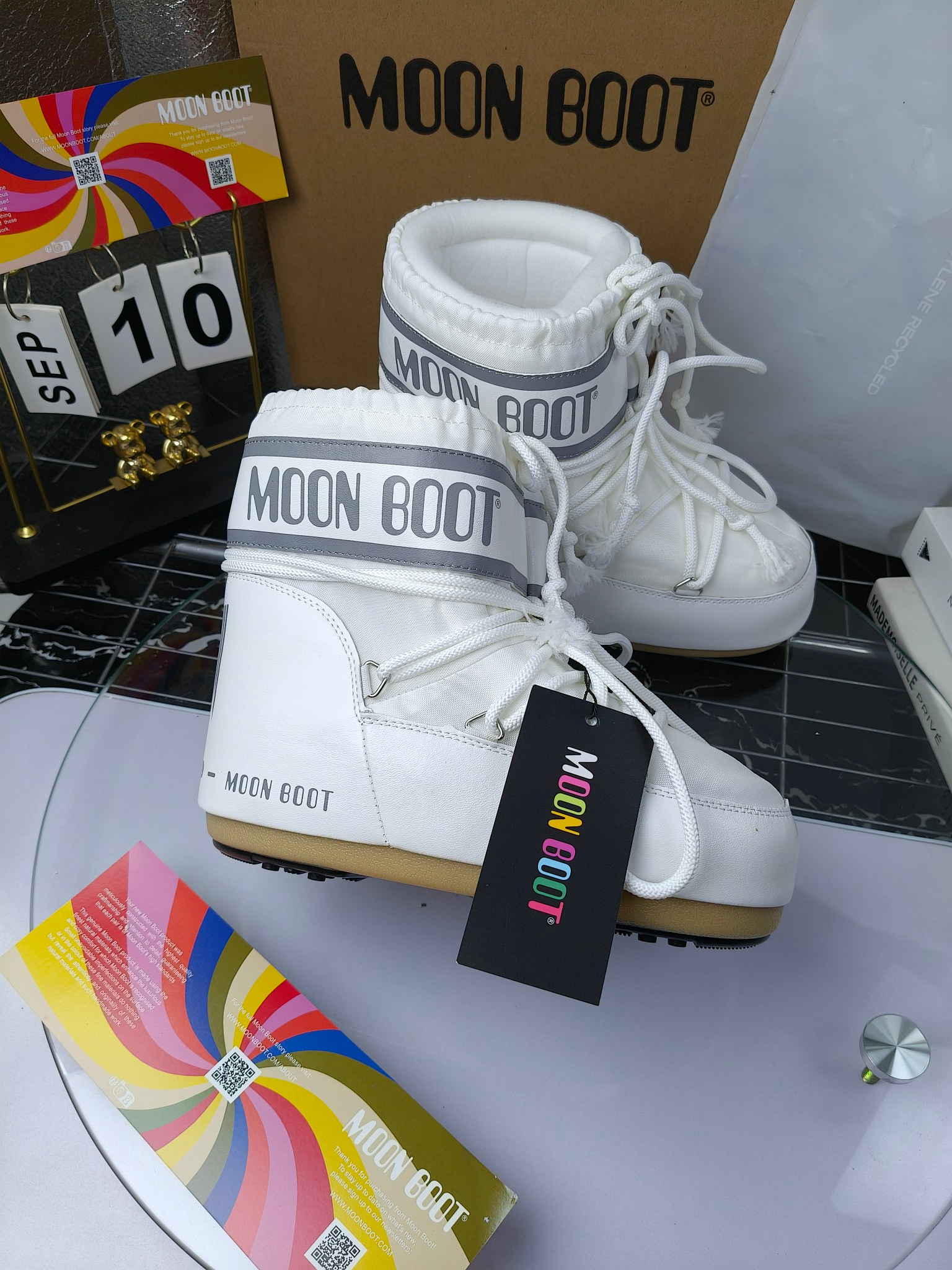  情侣款  滑雪季的宠儿
Moon Boot月亮靴雪地靴
在千禧年就已经非常火了
当年paris hilton、victoria beckham
等名人经常穿它，如今Y2K风潮再次流行
痞幼同款QQ秀穿搭
万人大秀的丑萌雪地靴重新翻红
不分男女不分左右
看着巨无霸巨实际配瑜伽裤巨显瘦
想要去北方的姐妹可以冲了
玩雪必备彻底杀疯
❶鞋面：进口防水布
❷内里：100%高端纤羽绵内胆
❸鞋底：热塑性橡胶
❹尺码：35－38，39-41，42－44
❺包装：moon boot原版透明手提袋
❻内增高：4cm