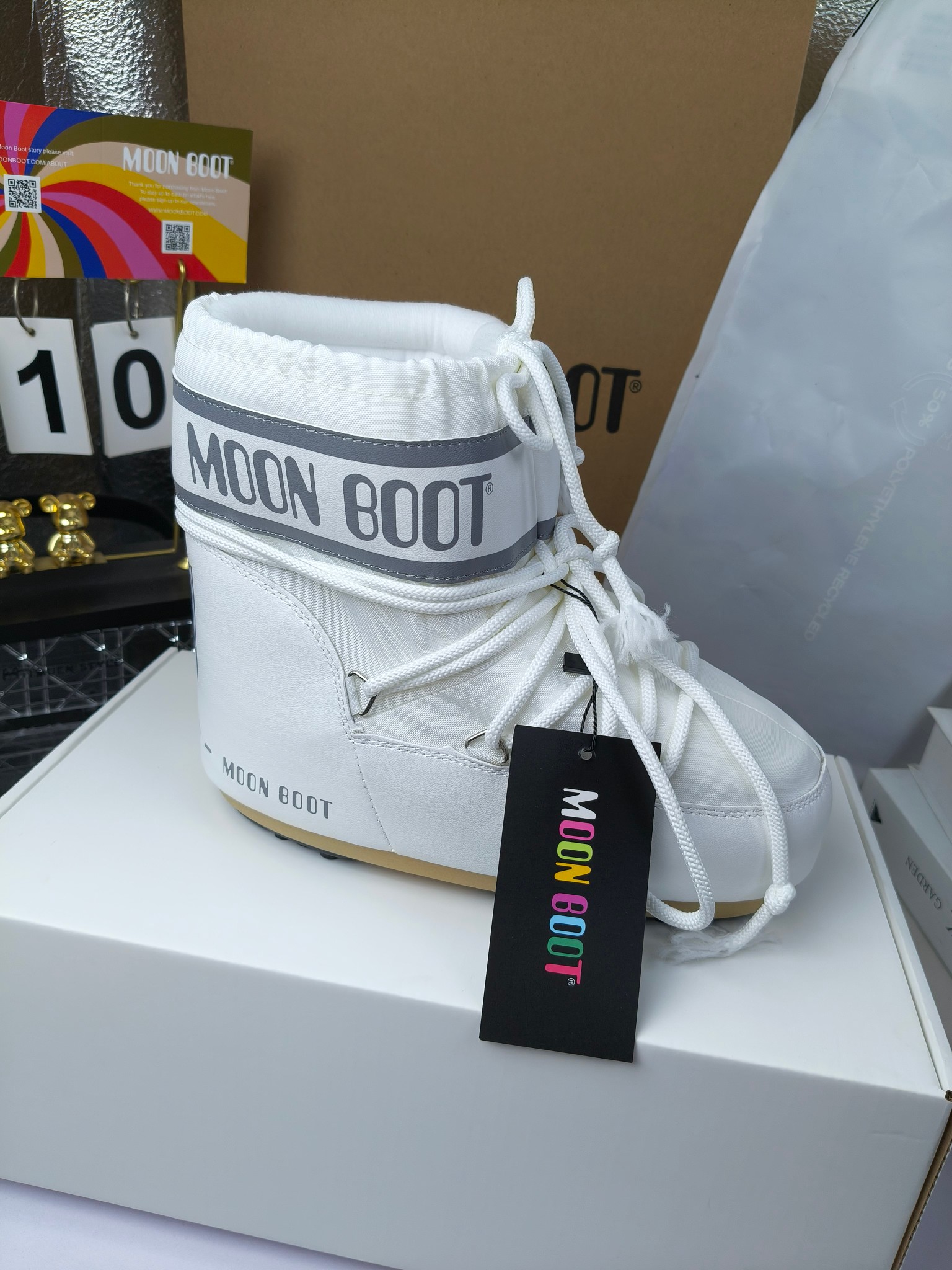  情侣款  滑雪季的宠儿
Moon Boot月亮靴雪地靴
在千禧年就已经非常火了
当年paris hilton、victoria beckham
等名人经常穿它，如今Y2K风潮再次流行
痞幼同款QQ秀穿搭
万人大秀的丑萌雪地靴重新翻红
不分男女不分左右
看着巨无霸巨实际配瑜伽裤巨显瘦
想要去北方的姐妹可以冲了
玩雪必备彻底杀疯
❶鞋面：进口防水布
❷内里：100%高端纤羽绵内胆
❸鞋底：热塑性橡胶
❹尺码：35－38，39-41，42－44
❺包装：moon boot原版透明手提袋
❻内增高：4cm