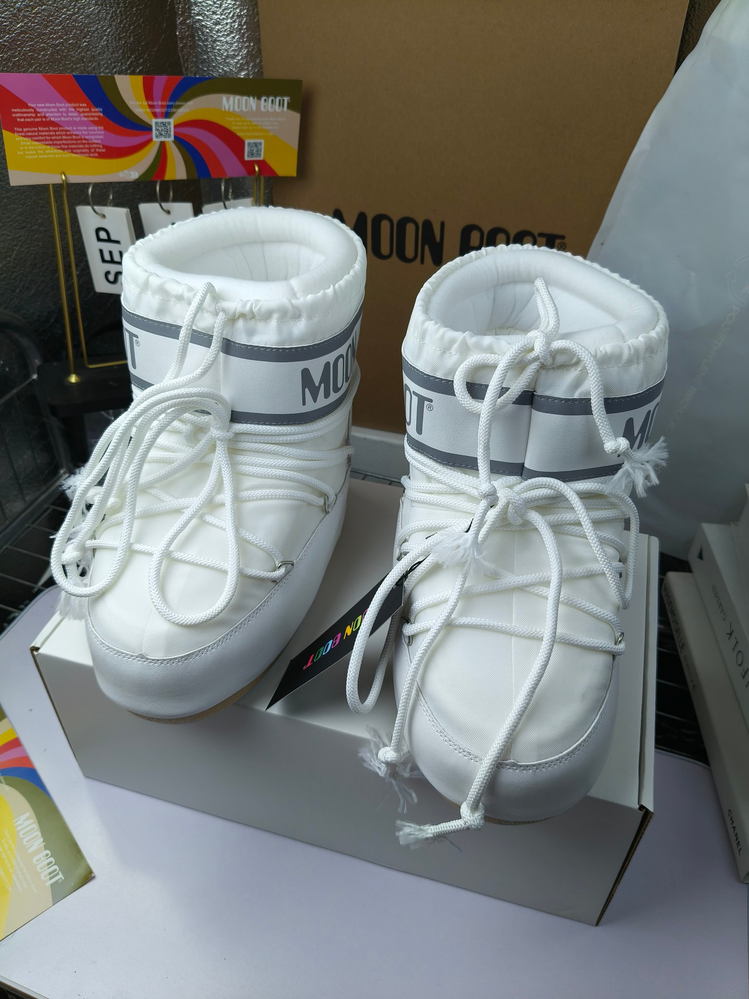  情侣款  滑雪季的宠儿
Moon Boot月亮靴雪地靴
在千禧年就已经非常火了
当年paris hilton、victoria beckham
等名人经常穿它，如今Y2K风潮再次流行
痞幼同款QQ秀穿搭
万人大秀的丑萌雪地靴重新翻红
不分男女不分左右
看着巨无霸巨实际配瑜伽裤巨显瘦
想要去北方的姐妹可以冲了
玩雪必备彻底杀疯
❶鞋面：进口防水布
❷内里：100%高端纤羽绵内胆
❸鞋底：热塑性橡胶
❹尺码：35－38，39-41，42－44
❺包装：moon boot原版透明手提袋
❻内增高：4cm