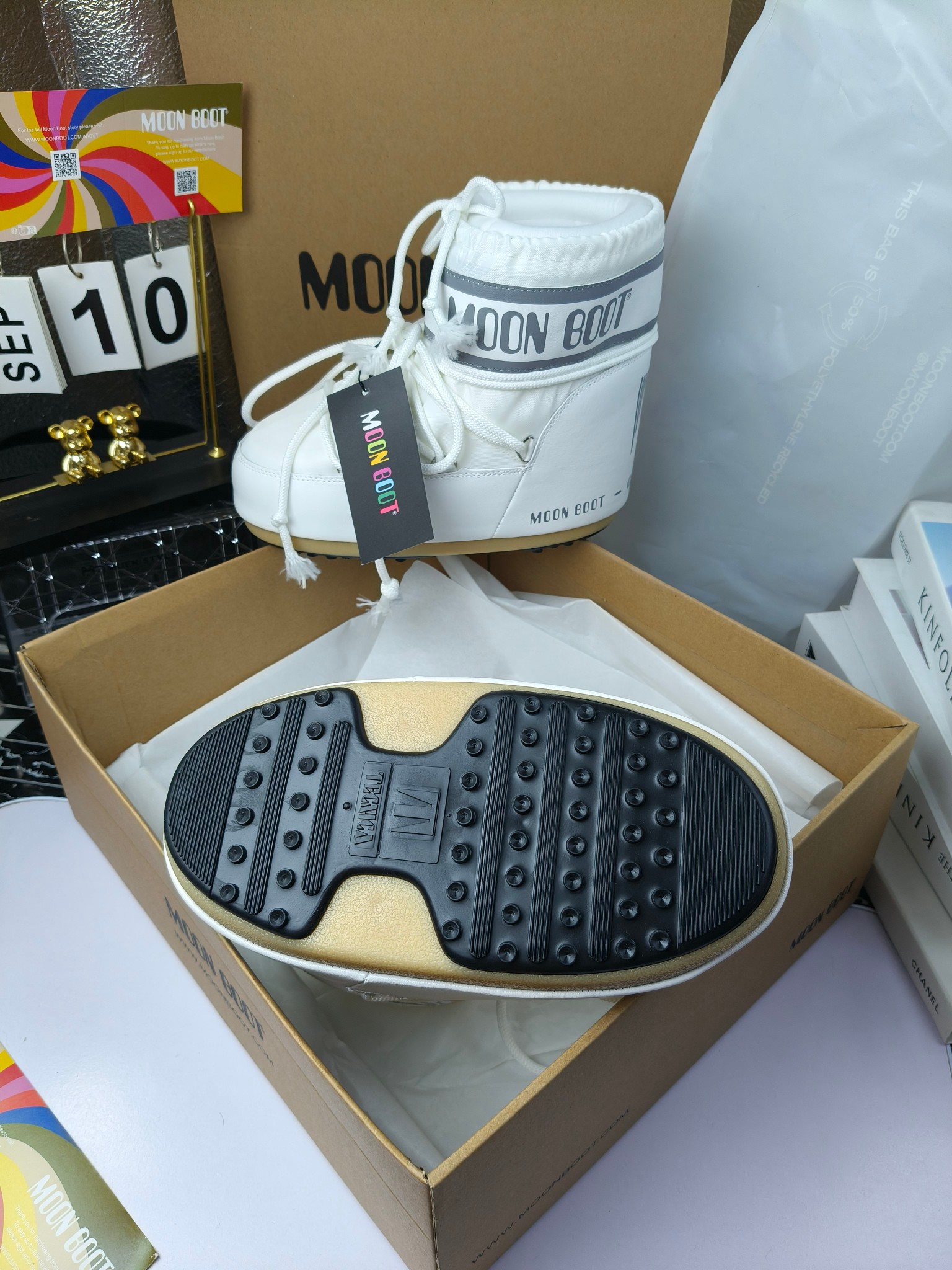  情侣款  滑雪季的宠儿
Moon Boot月亮靴雪地靴
在千禧年就已经非常火了
当年paris hilton、victoria beckham
等名人经常穿它，如今Y2K风潮再次流行
痞幼同款QQ秀穿搭
万人大秀的丑萌雪地靴重新翻红
不分男女不分左右
看着巨无霸巨实际配瑜伽裤巨显瘦
想要去北方的姐妹可以冲了
玩雪必备彻底杀疯
❶鞋面：进口防水布
❷内里：100%高端纤羽绵内胆
❸鞋底：热塑性橡胶
❹尺码：35－38，39-41，42－44
❺包装：moon boot原版透明手提袋
❻内增高：4cm