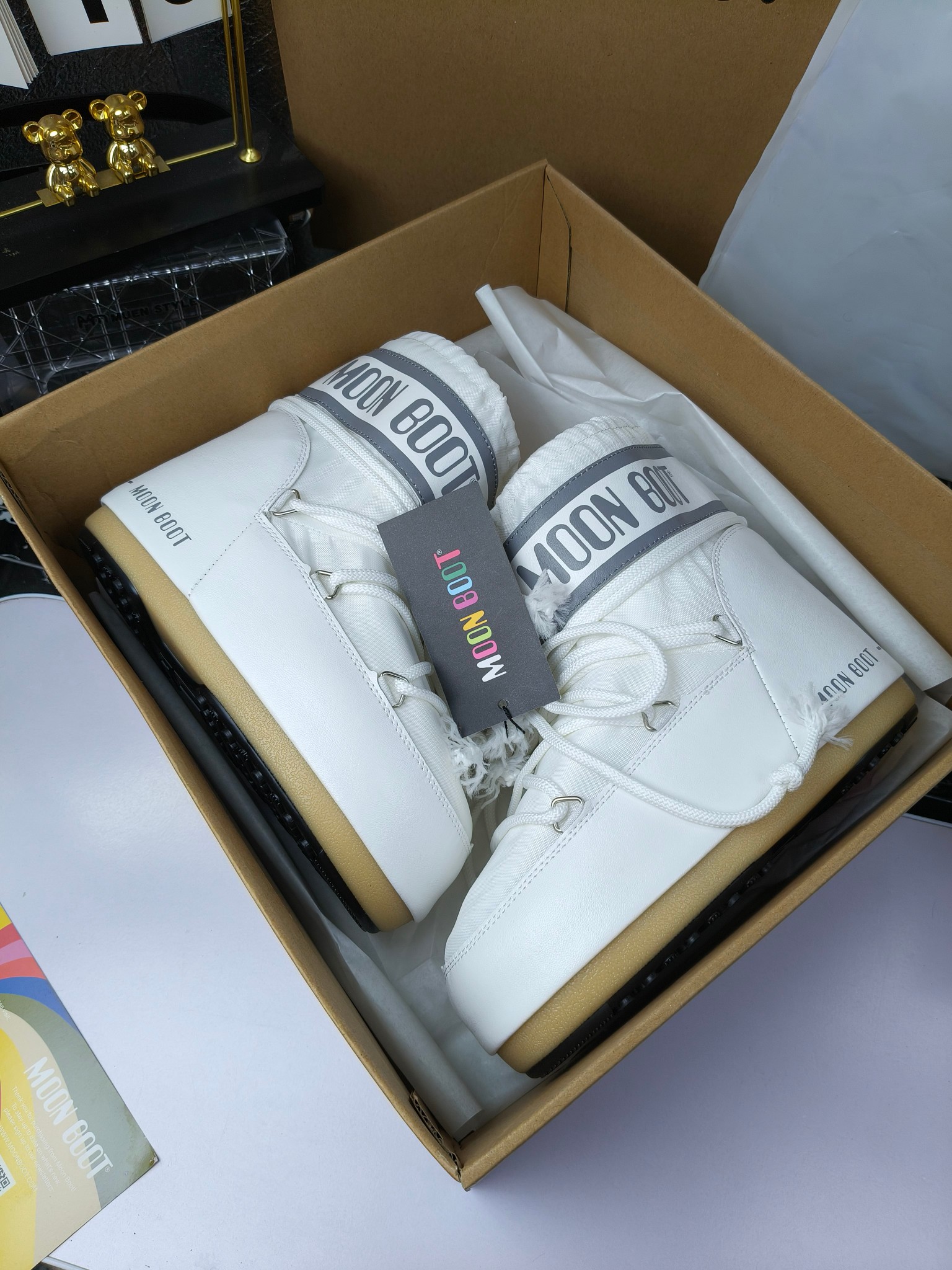  情侣款  滑雪季的宠儿
Moon Boot月亮靴雪地靴
在千禧年就已经非常火了
当年paris hilton、victoria beckham
等名人经常穿它，如今Y2K风潮再次流行
痞幼同款QQ秀穿搭
万人大秀的丑萌雪地靴重新翻红
不分男女不分左右
看着巨无霸巨实际配瑜伽裤巨显瘦
想要去北方的姐妹可以冲了
玩雪必备彻底杀疯
❶鞋面：进口防水布
❷内里：100%高端纤羽绵内胆
❸鞋底：热塑性橡胶
❹尺码：35－38，39-41，42－44
❺包装：moon boot原版透明手提袋
❻内增高：4cm