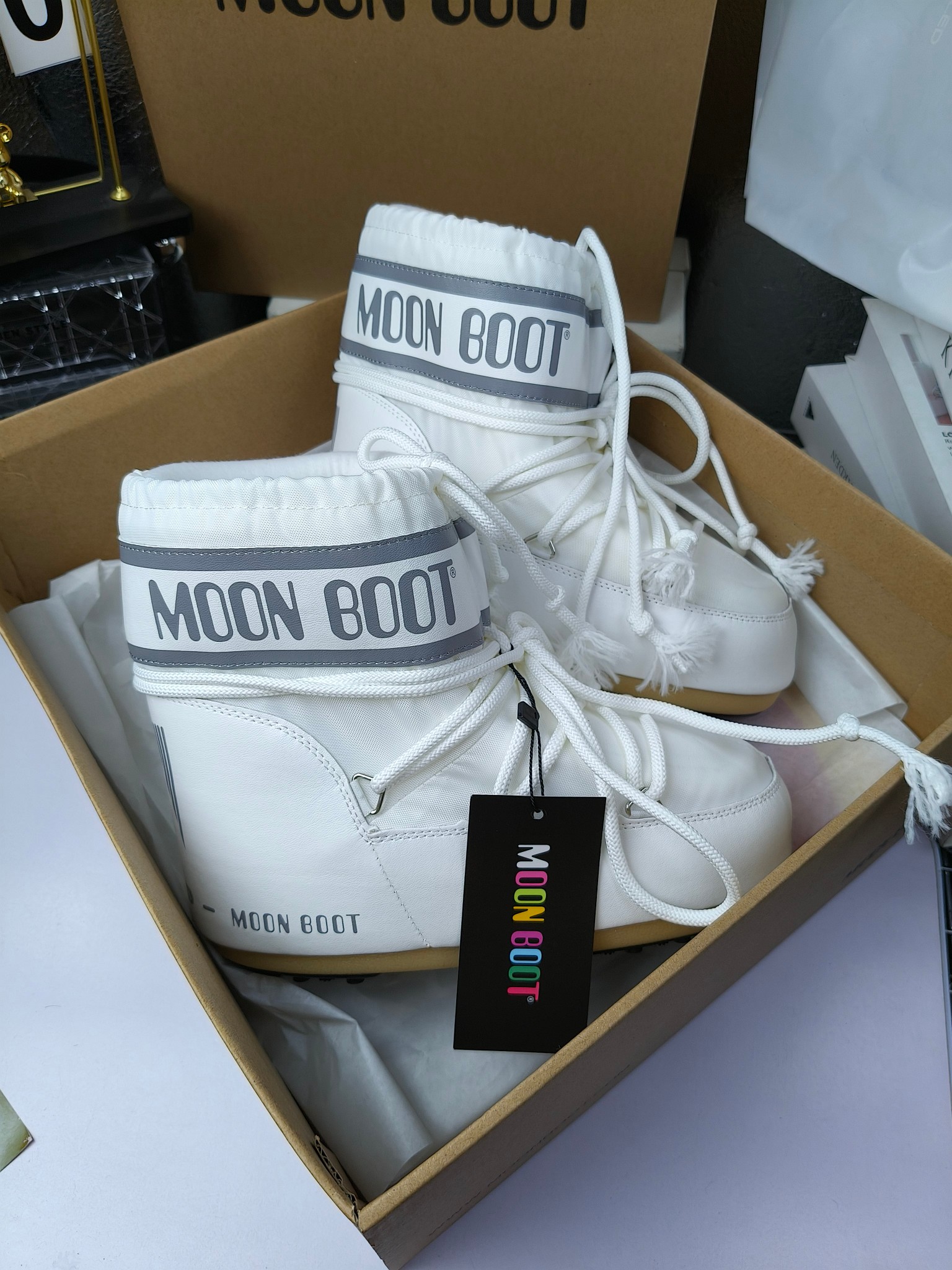  情侣款  滑雪季的宠儿
Moon Boot月亮靴雪地靴
在千禧年就已经非常火了
当年paris hilton、victoria beckham
等名人经常穿它，如今Y2K风潮再次流行
痞幼同款QQ秀穿搭
万人大秀的丑萌雪地靴重新翻红
不分男女不分左右
看着巨无霸巨实际配瑜伽裤巨显瘦
想要去北方的姐妹可以冲了
玩雪必备彻底杀疯
❶鞋面：进口防水布
❷内里：100%高端纤羽绵内胆
❸鞋底：热塑性橡胶
❹尺码：35－38，39-41，42－44
❺包装：moon boot原版透明手提袋
❻内增高：4cm