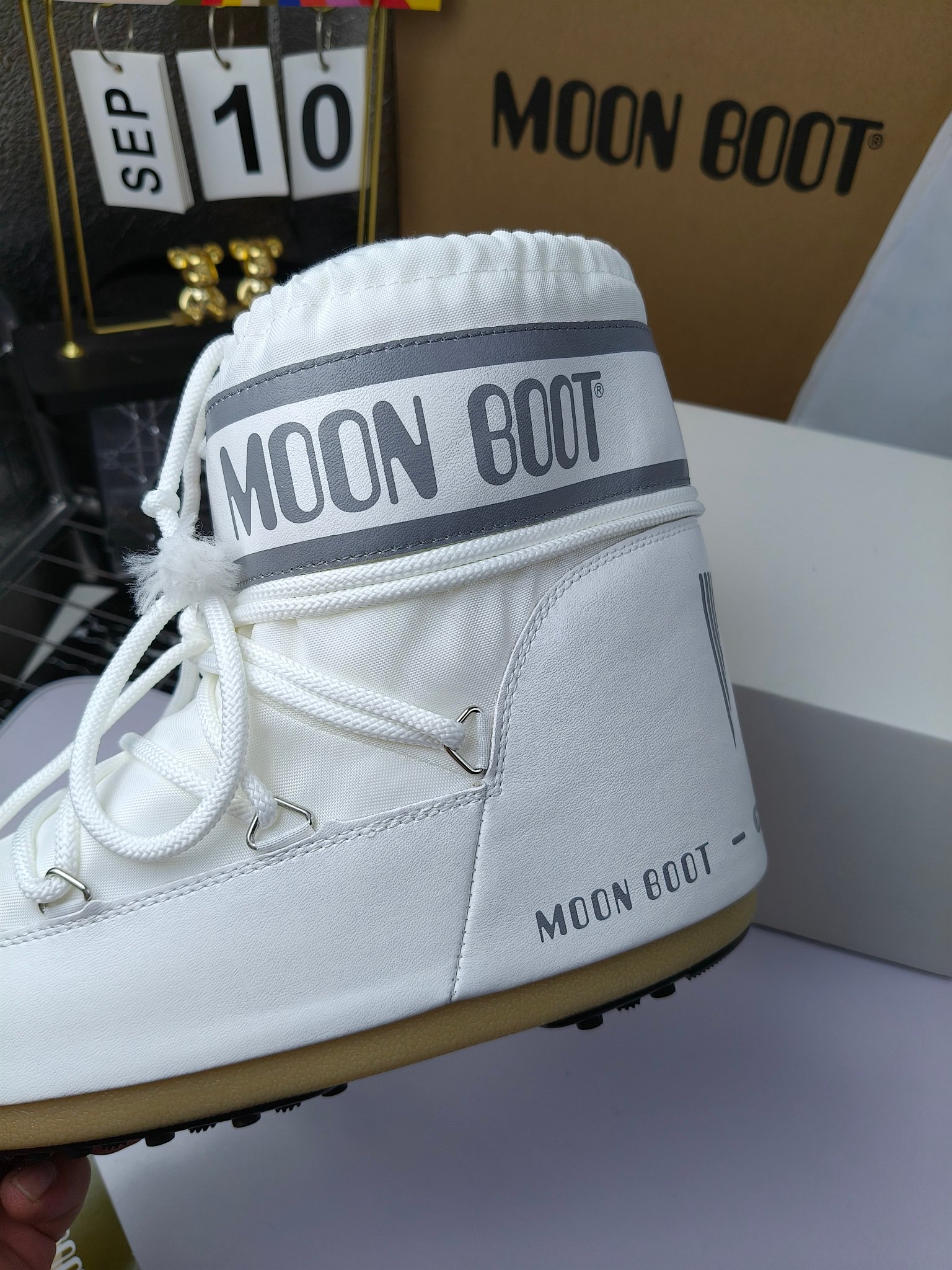  情侣款  滑雪季的宠儿
Moon Boot月亮靴雪地靴
在千禧年就已经非常火了
当年paris hilton、victoria beckham
等名人经常穿它，如今Y2K风潮再次流行
痞幼同款QQ秀穿搭
万人大秀的丑萌雪地靴重新翻红
不分男女不分左右
看着巨无霸巨实际配瑜伽裤巨显瘦
想要去北方的姐妹可以冲了
玩雪必备彻底杀疯
❶鞋面：进口防水布
❷内里：100%高端纤羽绵内胆
❸鞋底：热塑性橡胶
❹尺码：35－38，39-41，42－44
❺包装：moon boot原版透明手提袋
❻内增高：4cm