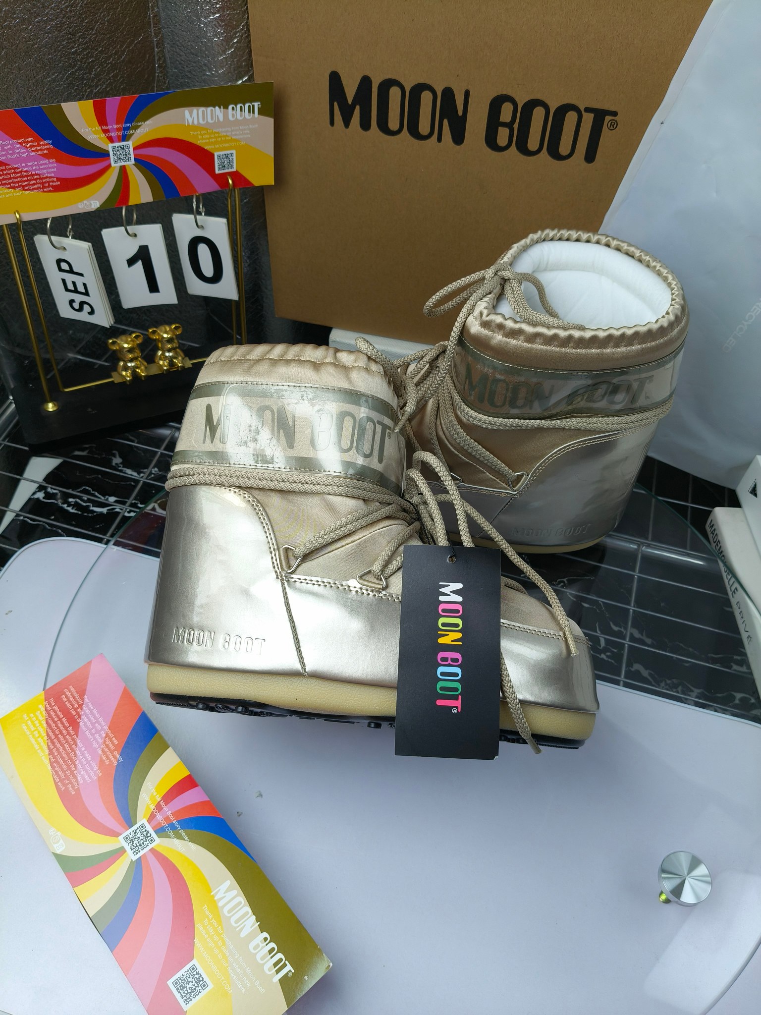  情侣款  滑雪季的宠儿
Moon Boot月亮靴雪地靴
在千禧年就已经非常火了
当年paris hilton、victoria beckham
等名人经常穿它，如今Y2K风潮再次流行
痞幼同款QQ秀穿搭
万人大秀的丑萌雪地靴重新翻红
不分男女不分左右
看着巨无霸巨实际配瑜伽裤巨显瘦
想要去北方的姐妹可以冲了
玩雪必备彻底杀疯
❶鞋面：进口防水布
❷内里：100%高端纤羽绵内胆
❸鞋底：热塑性橡胶
❹尺码：35－38，39-41，42－44
❺包装：moon boot原版透明手提袋
❻内增高：4cm