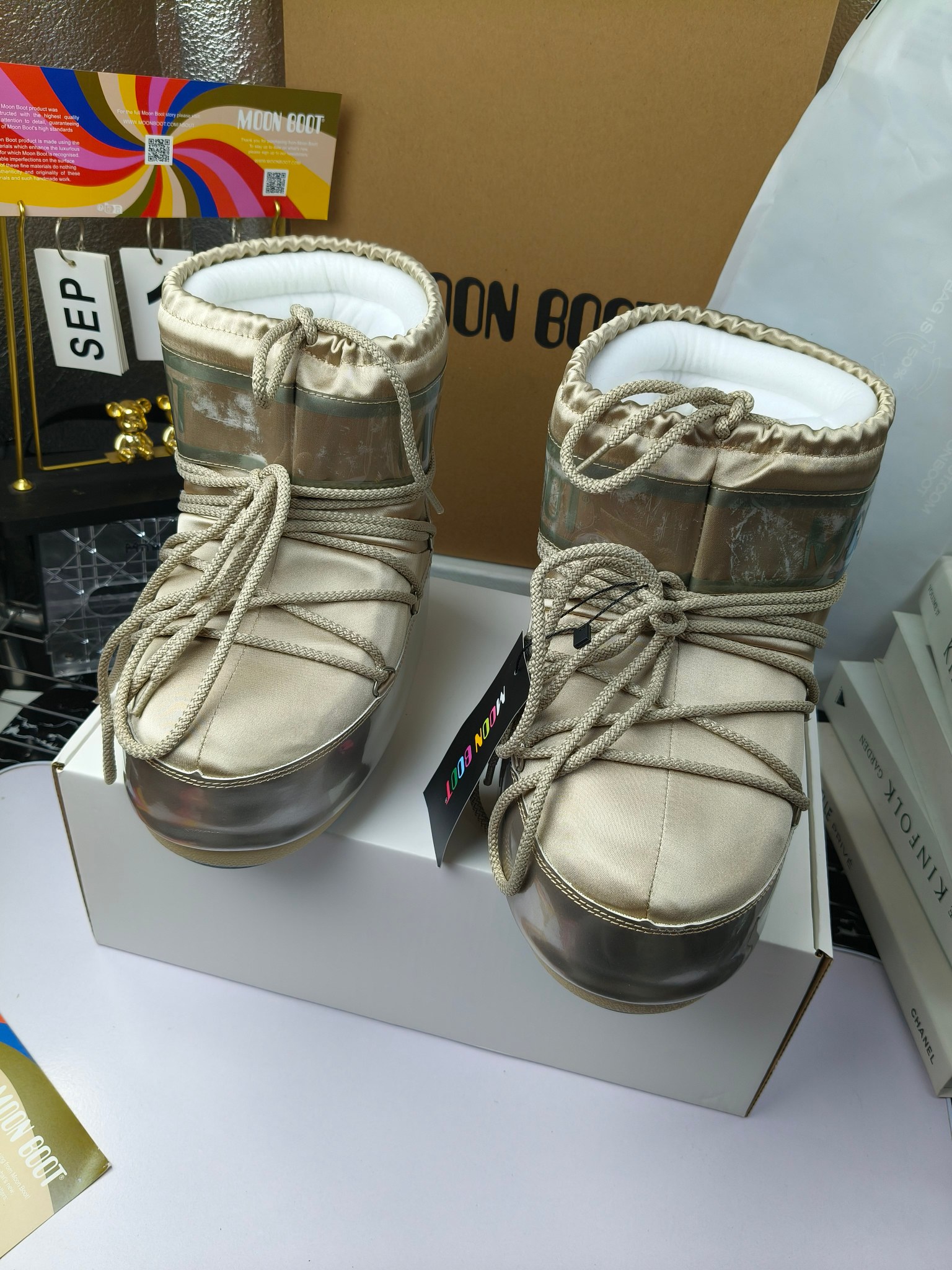  情侣款  滑雪季的宠儿
Moon Boot月亮靴雪地靴
在千禧年就已经非常火了
当年paris hilton、victoria beckham
等名人经常穿它，如今Y2K风潮再次流行
痞幼同款QQ秀穿搭
万人大秀的丑萌雪地靴重新翻红
不分男女不分左右
看着巨无霸巨实际配瑜伽裤巨显瘦
想要去北方的姐妹可以冲了
玩雪必备彻底杀疯
❶鞋面：进口防水布
❷内里：100%高端纤羽绵内胆
❸鞋底：热塑性橡胶
❹尺码：35－38，39-41，42－44
❺包装：moon boot原版透明手提袋
❻内增高：4cm