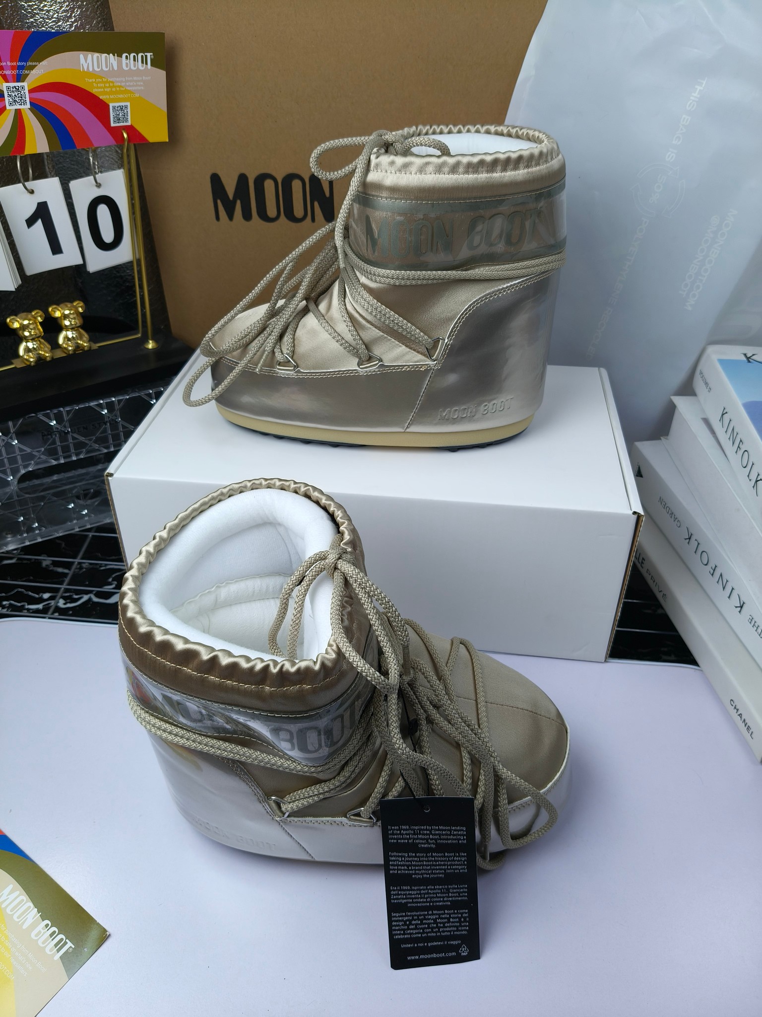  情侣款  滑雪季的宠儿
Moon Boot月亮靴雪地靴
在千禧年就已经非常火了
当年paris hilton、victoria beckham
等名人经常穿它，如今Y2K风潮再次流行
痞幼同款QQ秀穿搭
万人大秀的丑萌雪地靴重新翻红
不分男女不分左右
看着巨无霸巨实际配瑜伽裤巨显瘦
想要去北方的姐妹可以冲了
玩雪必备彻底杀疯
❶鞋面：进口防水布
❷内里：100%高端纤羽绵内胆
❸鞋底：热塑性橡胶
❹尺码：35－38，39-41，42－44
❺包装：moon boot原版透明手提袋
❻内增高：4cm