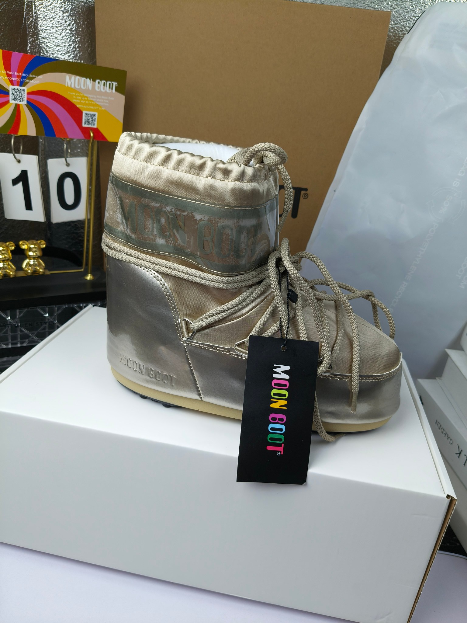  情侣款  滑雪季的宠儿
Moon Boot月亮靴雪地靴
在千禧年就已经非常火了
当年paris hilton、victoria beckham
等名人经常穿它，如今Y2K风潮再次流行
痞幼同款QQ秀穿搭
万人大秀的丑萌雪地靴重新翻红
不分男女不分左右
看着巨无霸巨实际配瑜伽裤巨显瘦
想要去北方的姐妹可以冲了
玩雪必备彻底杀疯
❶鞋面：进口防水布
❷内里：100%高端纤羽绵内胆
❸鞋底：热塑性橡胶
❹尺码：35－38，39-41，42－44
❺包装：moon boot原版透明手提袋
❻内增高：4cm