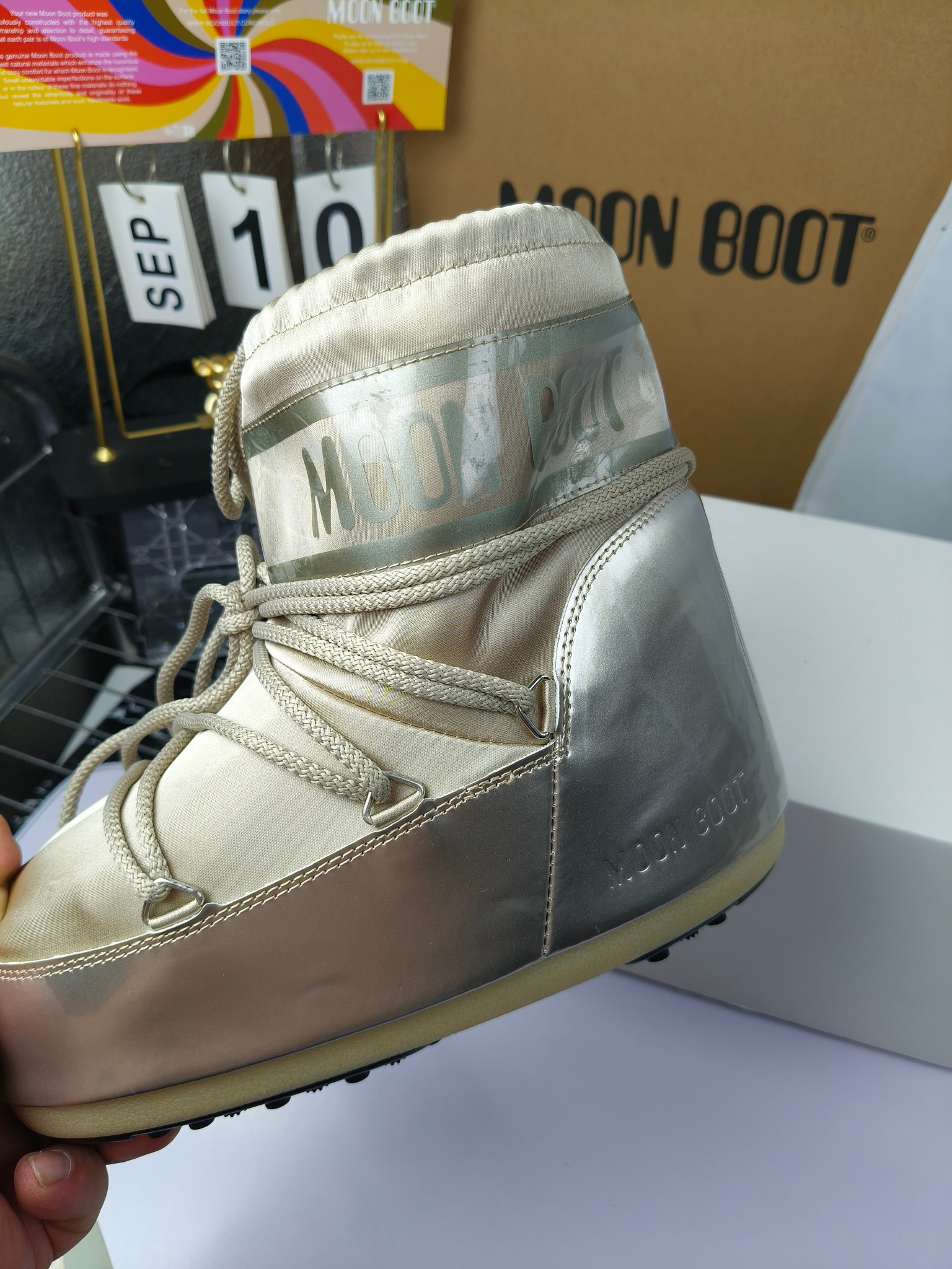  情侣款  滑雪季的宠儿
Moon Boot月亮靴雪地靴
在千禧年就已经非常火了
当年paris hilton、victoria beckham
等名人经常穿它，如今Y2K风潮再次流行
痞幼同款QQ秀穿搭
万人大秀的丑萌雪地靴重新翻红
不分男女不分左右
看着巨无霸巨实际配瑜伽裤巨显瘦
想要去北方的姐妹可以冲了
玩雪必备彻底杀疯
❶鞋面：进口防水布
❷内里：100%高端纤羽绵内胆
❸鞋底：热塑性橡胶
❹尺码：35－38，39-41，42－44
❺包装：moon boot原版透明手提袋
❻内增高：4cm