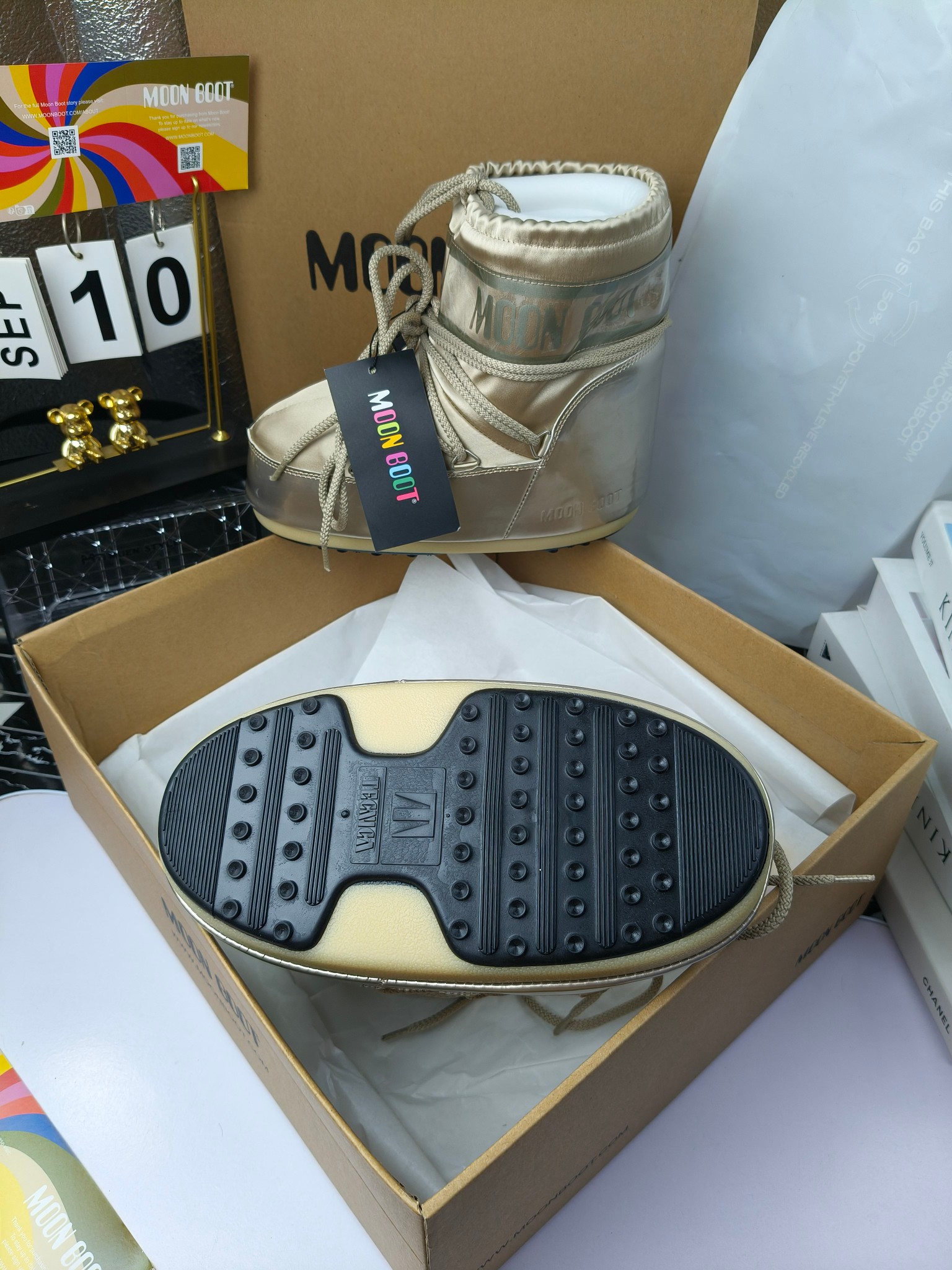  情侣款  滑雪季的宠儿
Moon Boot月亮靴雪地靴
在千禧年就已经非常火了
当年paris hilton、victoria beckham
等名人经常穿它，如今Y2K风潮再次流行
痞幼同款QQ秀穿搭
万人大秀的丑萌雪地靴重新翻红
不分男女不分左右
看着巨无霸巨实际配瑜伽裤巨显瘦
想要去北方的姐妹可以冲了
玩雪必备彻底杀疯
❶鞋面：进口防水布
❷内里：100%高端纤羽绵内胆
❸鞋底：热塑性橡胶
❹尺码：35－38，39-41，42－44
❺包装：moon boot原版透明手提袋
❻内增高：4cm